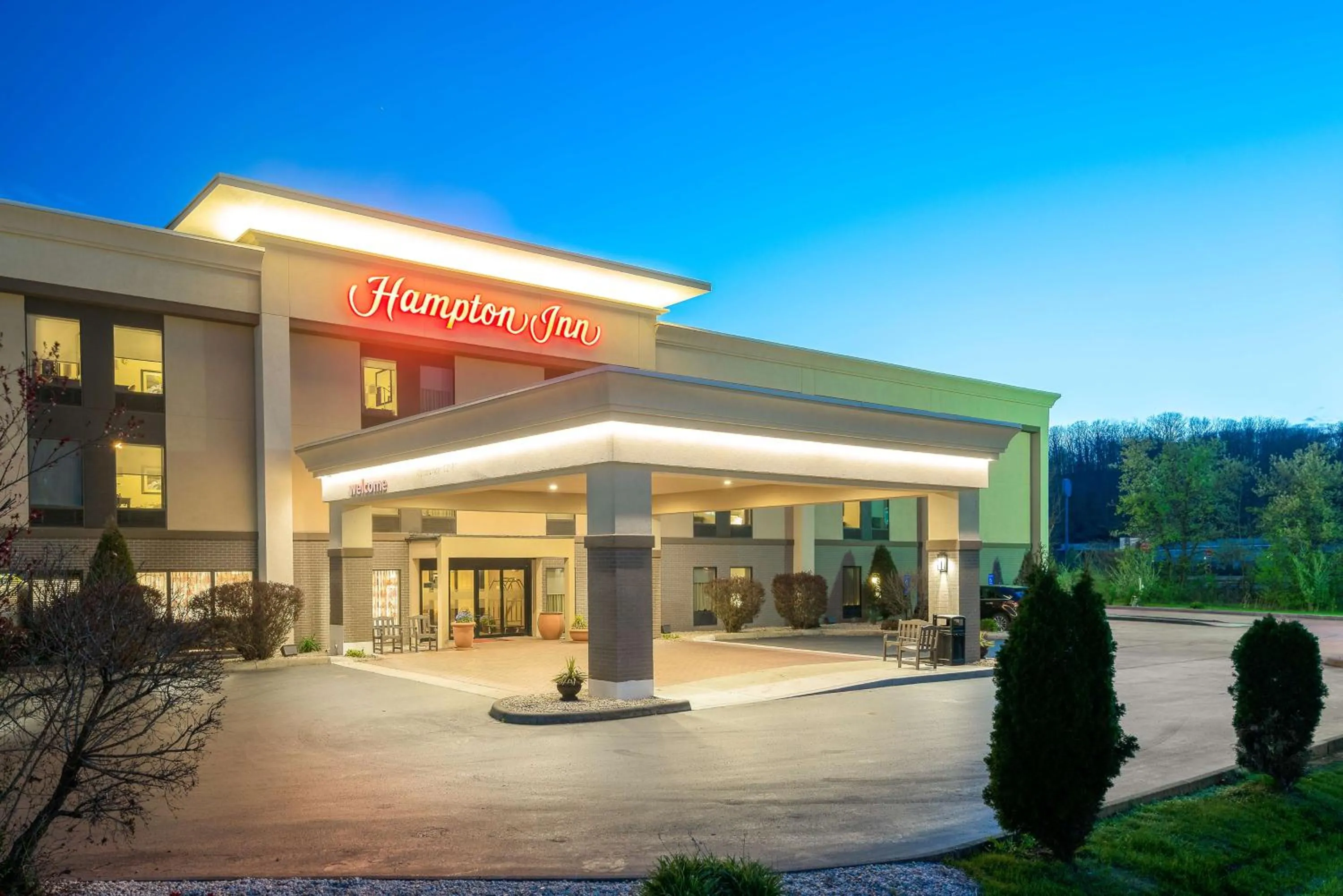 Property building in Hampton Inn Parkersburg/Mineral Wells