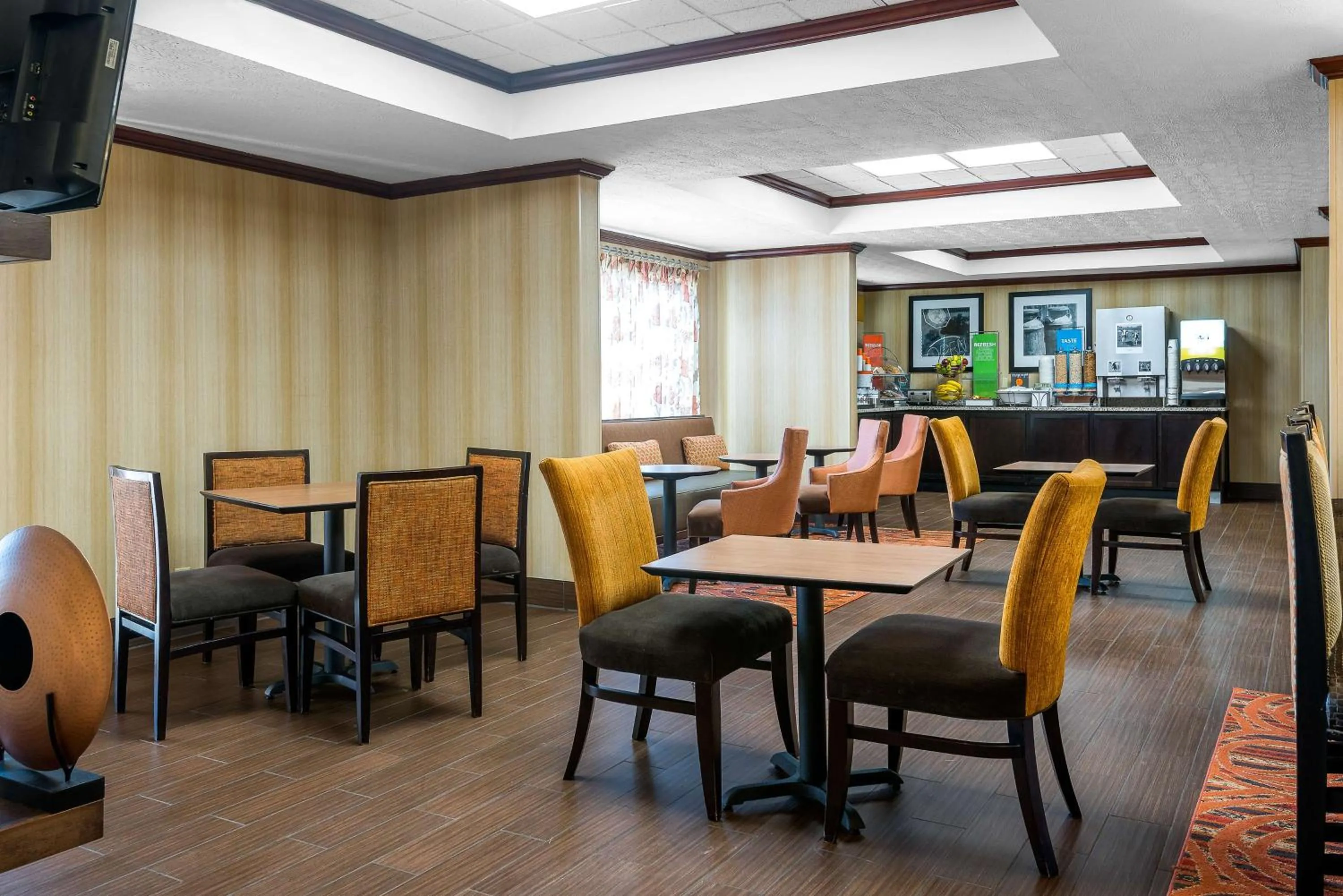 Dining area in Hampton Inn Parkersburg/Mineral Wells