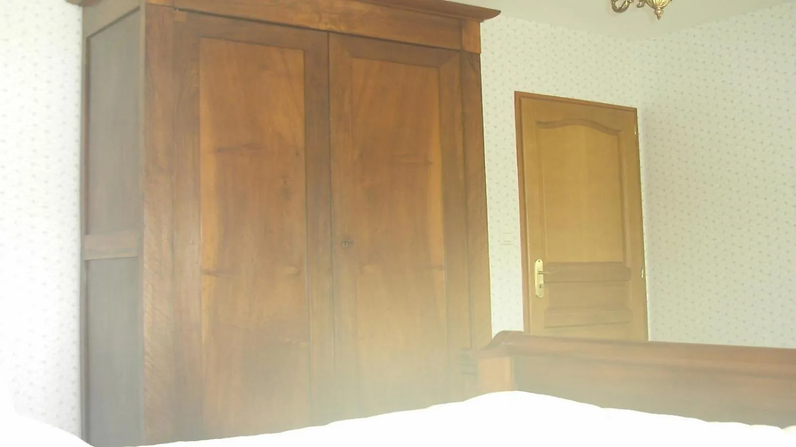 Photo of the whole room in La Roseraie