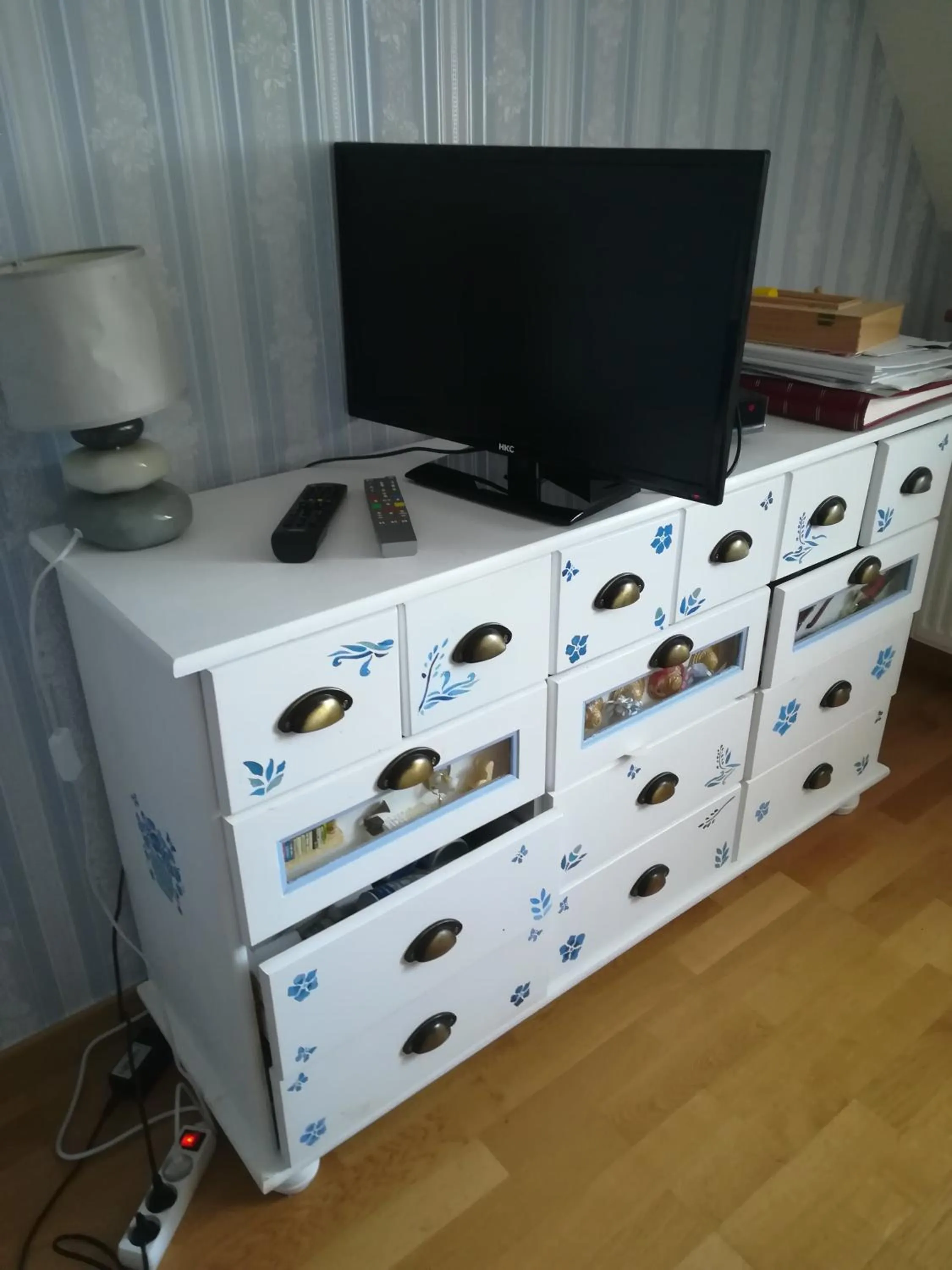 Communal lounge/ TV room in La Roseraie