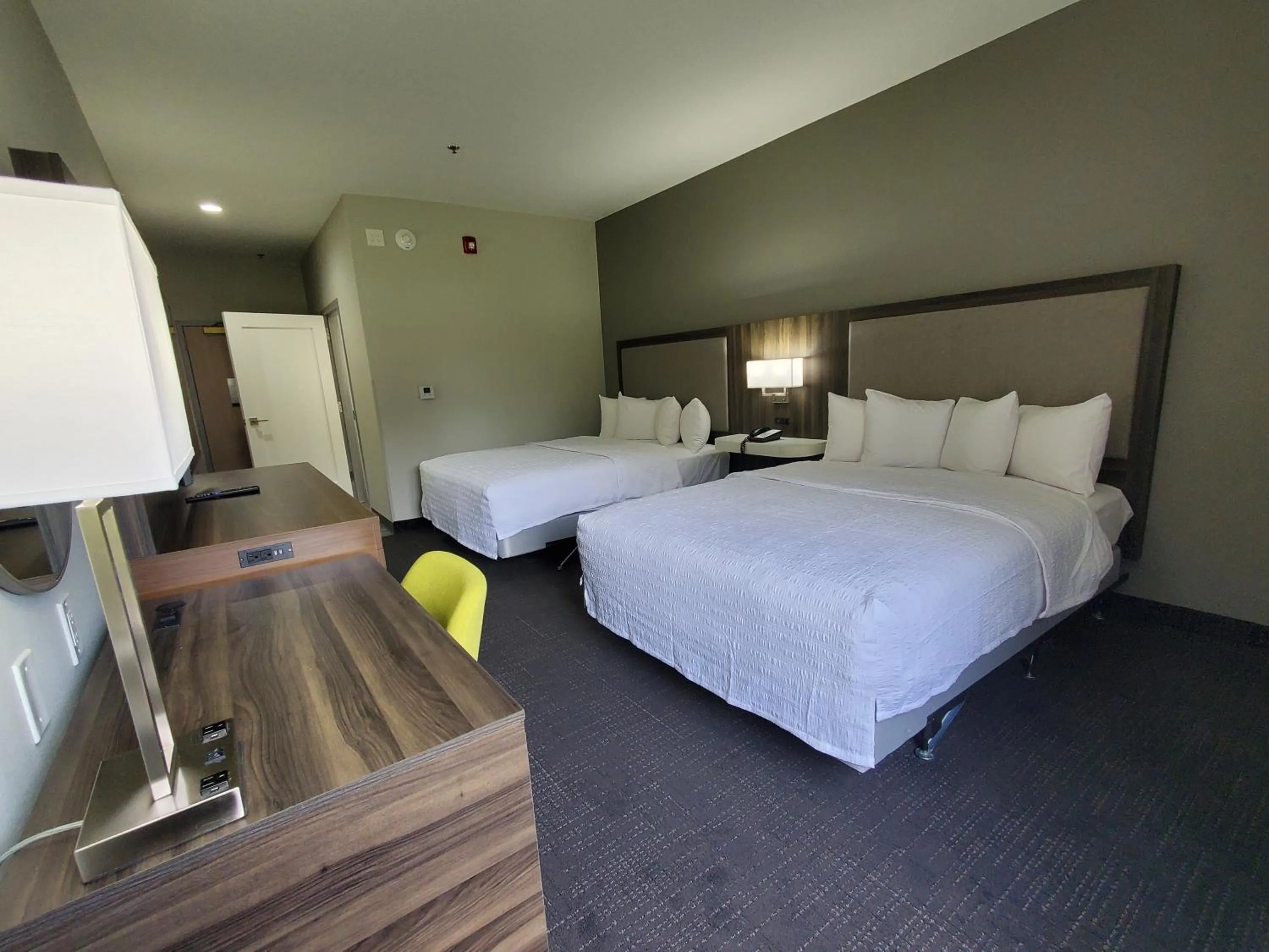 Bed in Hampton Inn Olathe