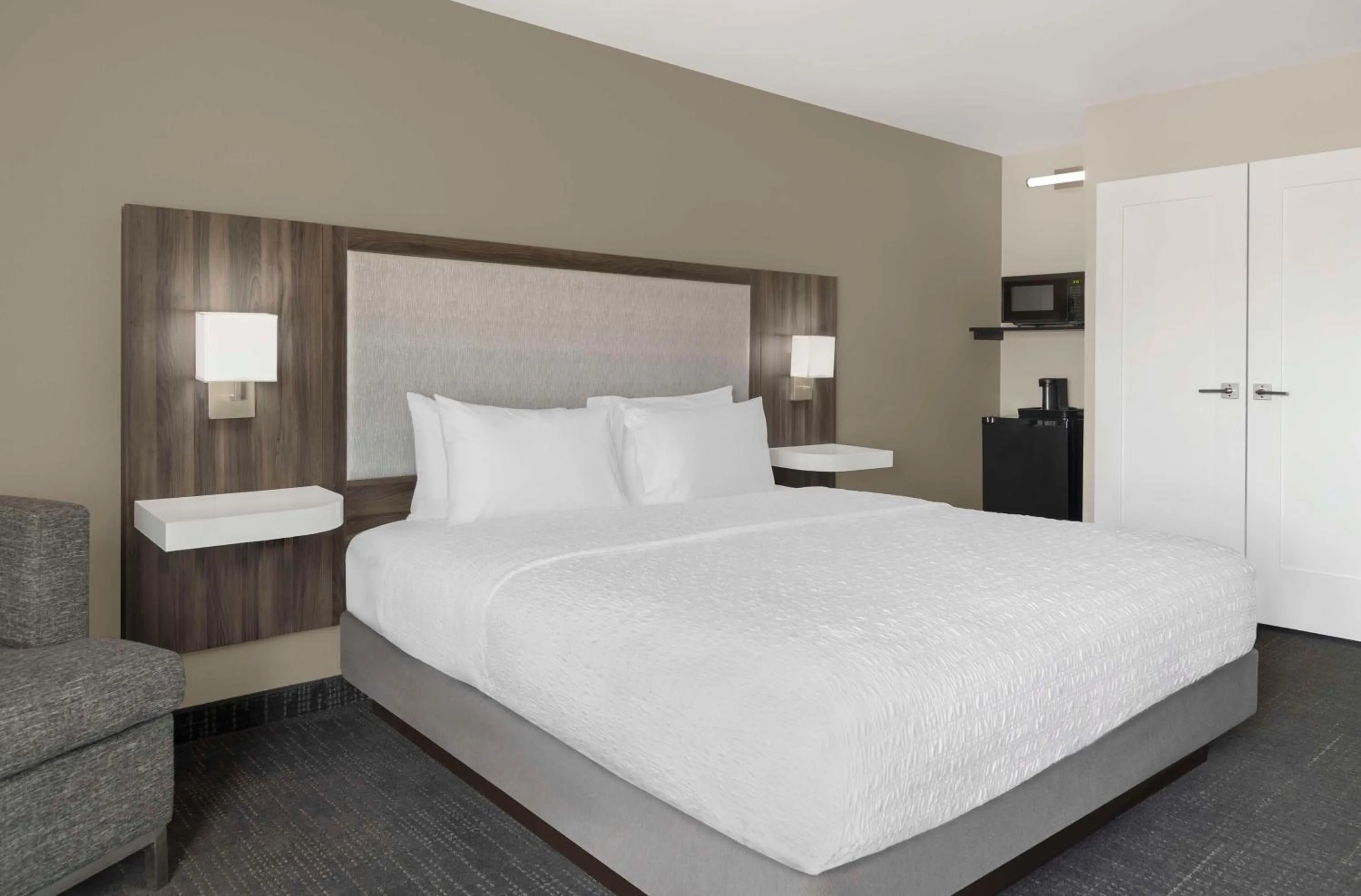 Bed in Hampton Inn Olathe