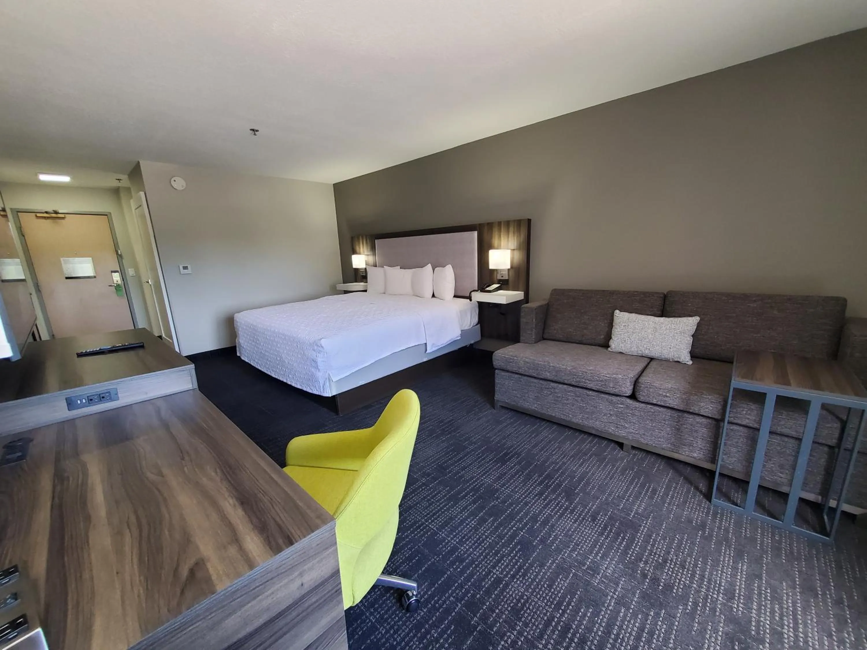 Bed in Hampton Inn Olathe