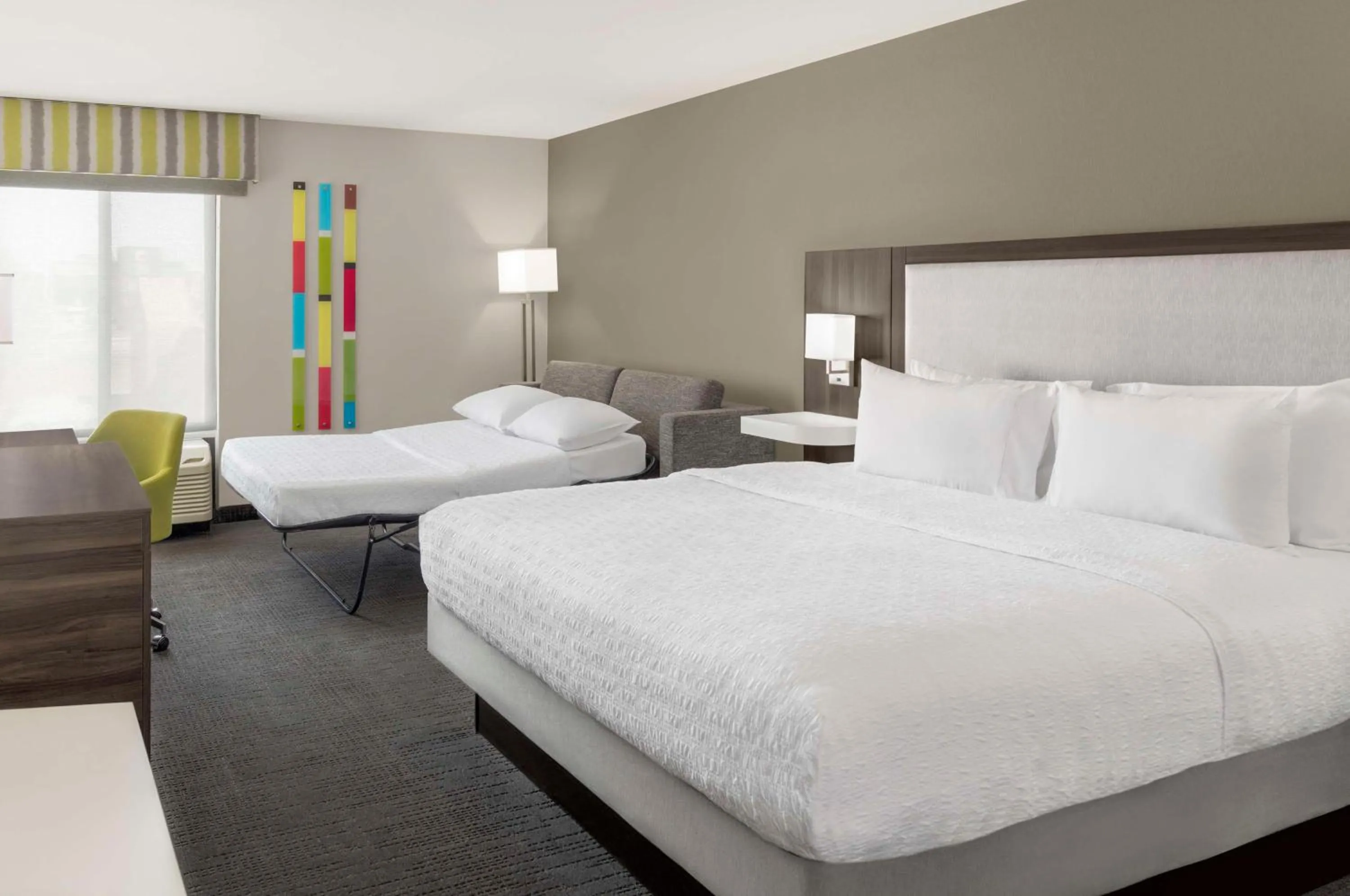 Living room, Bed in Hampton Inn Olathe