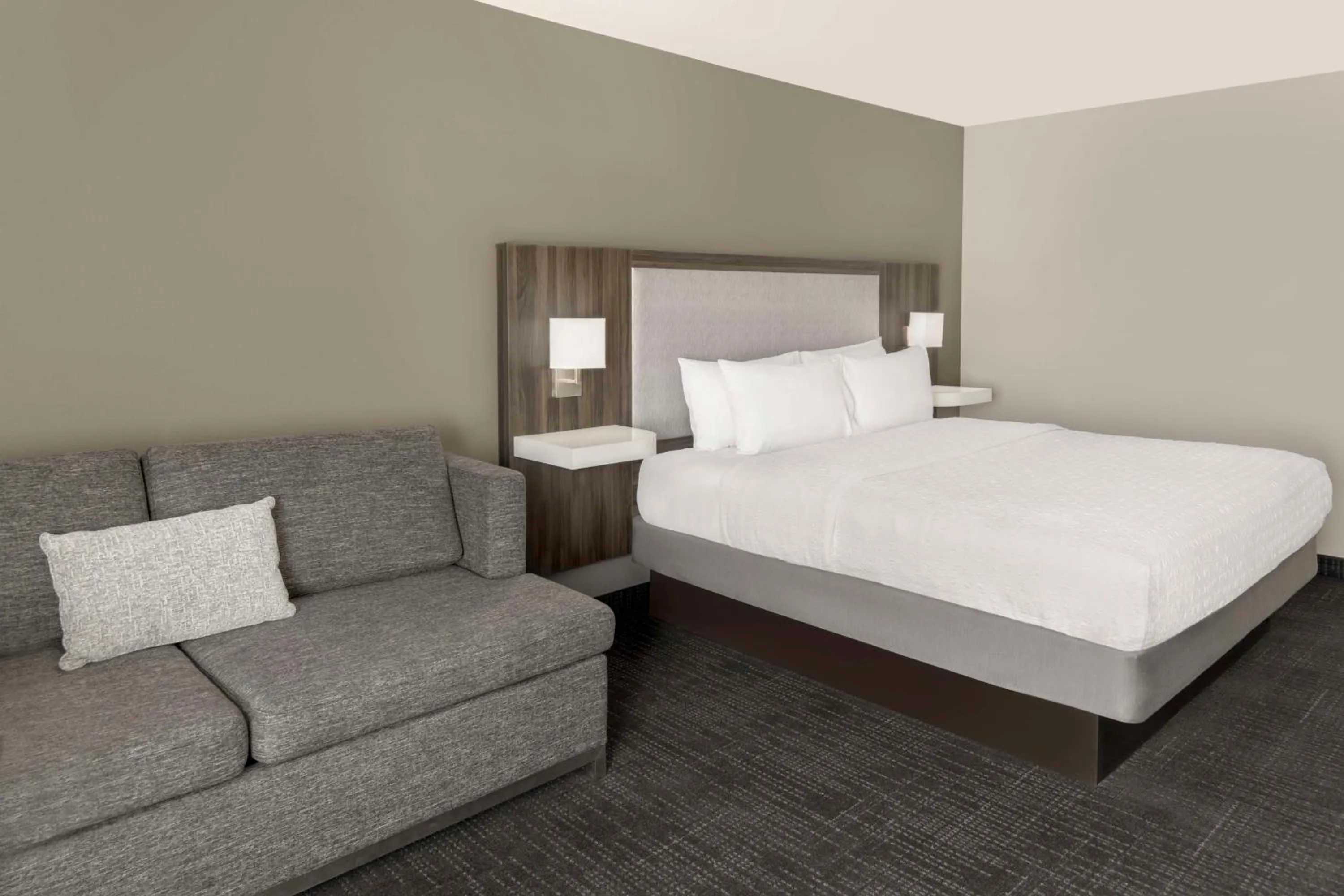 Living room, Bed in Hampton Inn Olathe