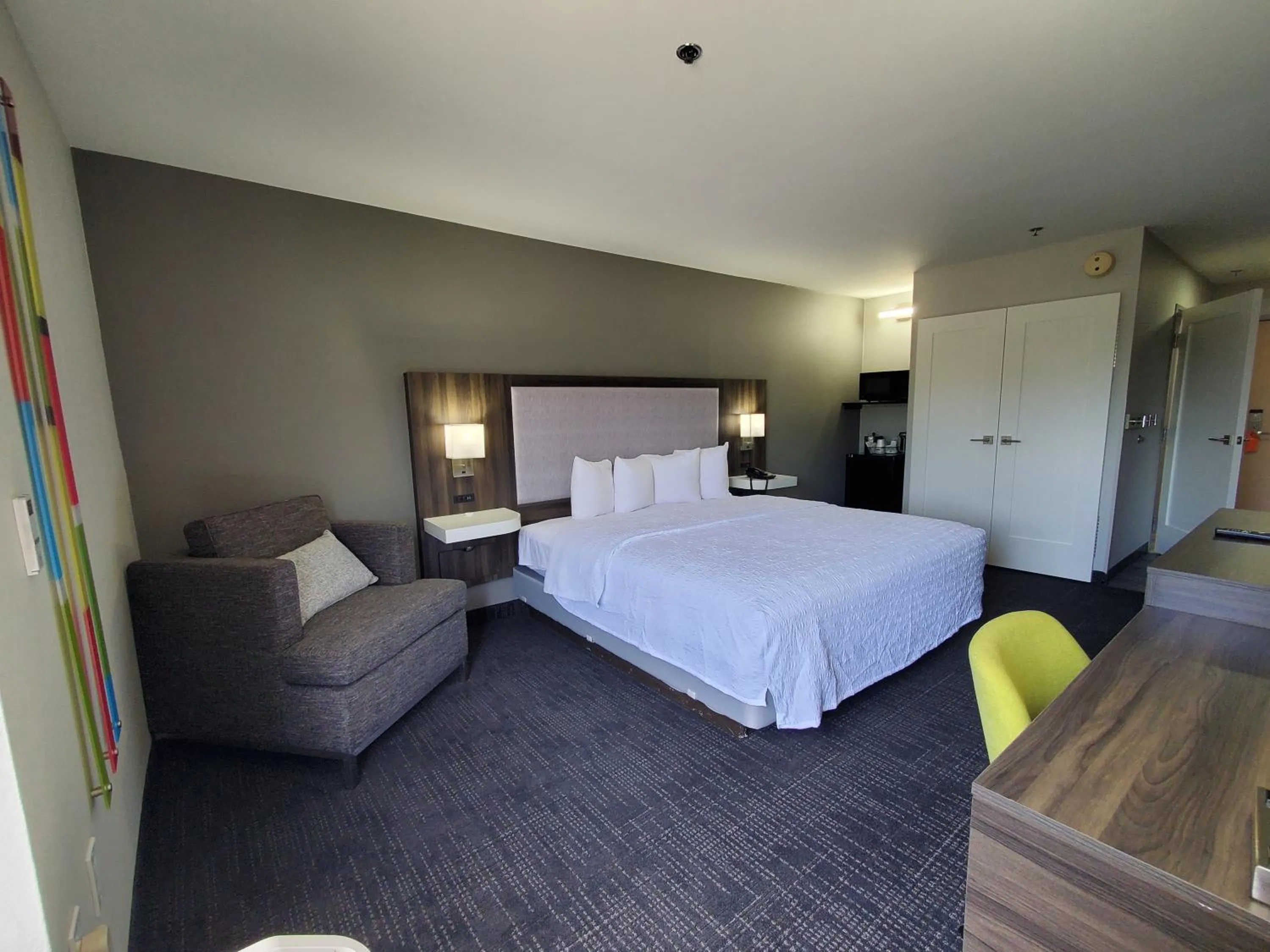 Bed in Hampton Inn Olathe