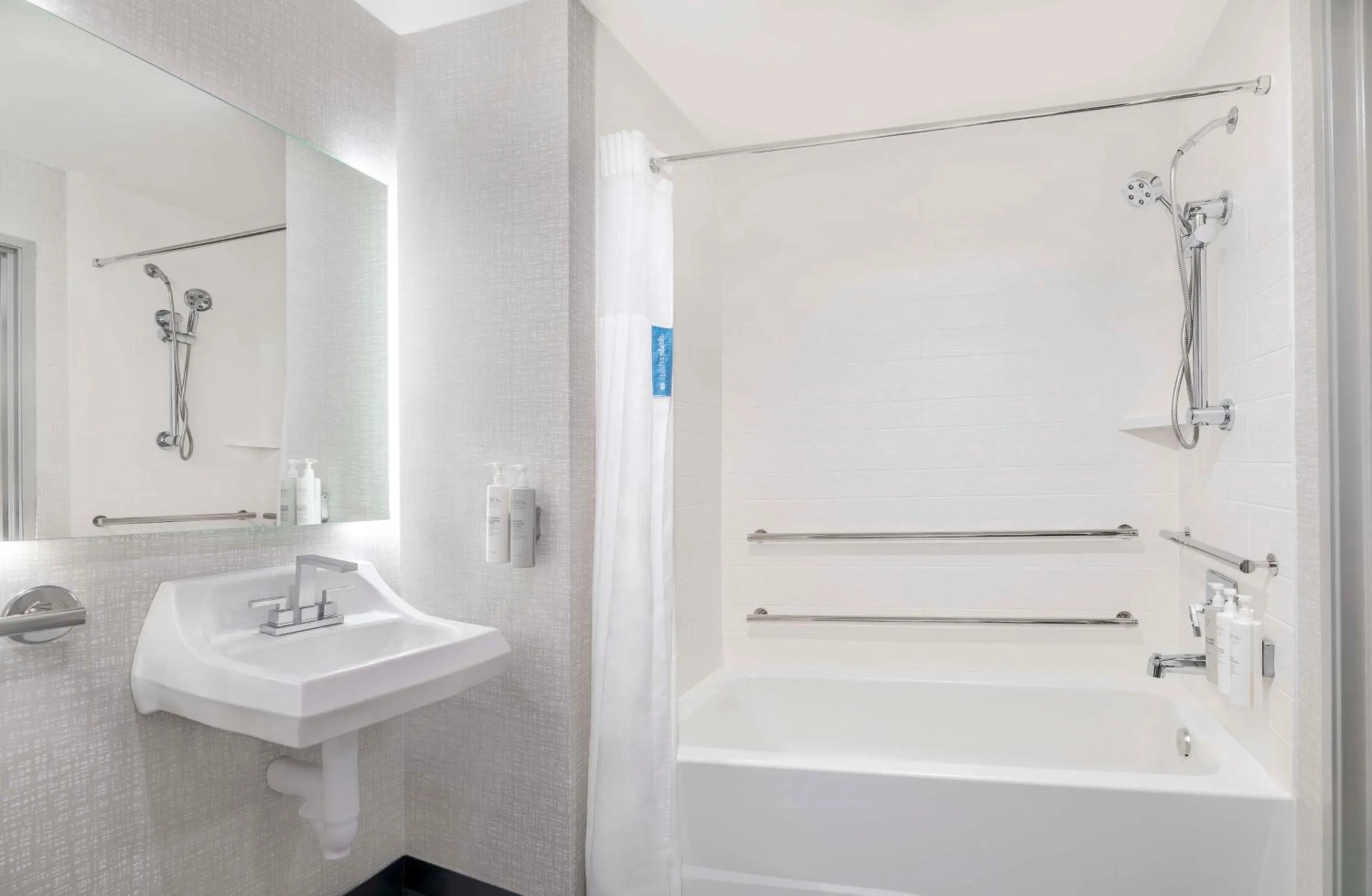 Bathroom in Hampton Inn Olathe