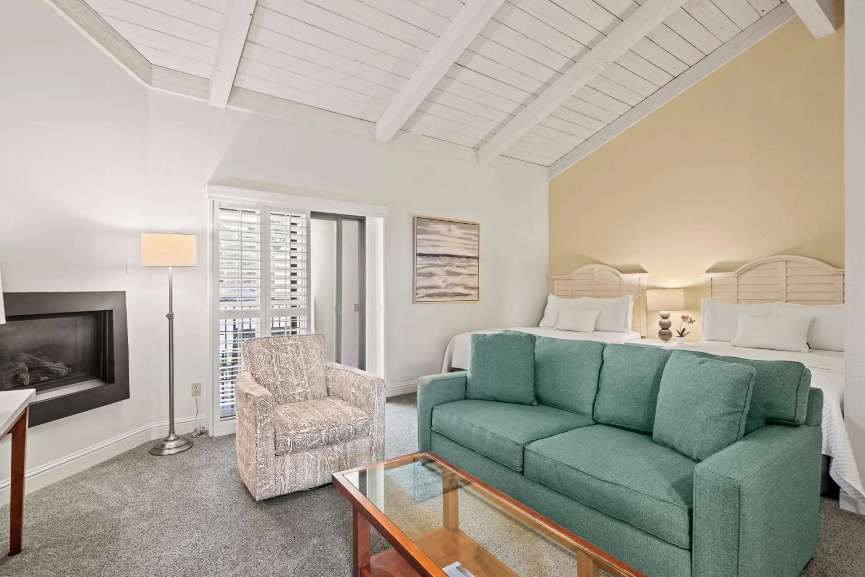 Photo of the whole room in Lobos Lodge