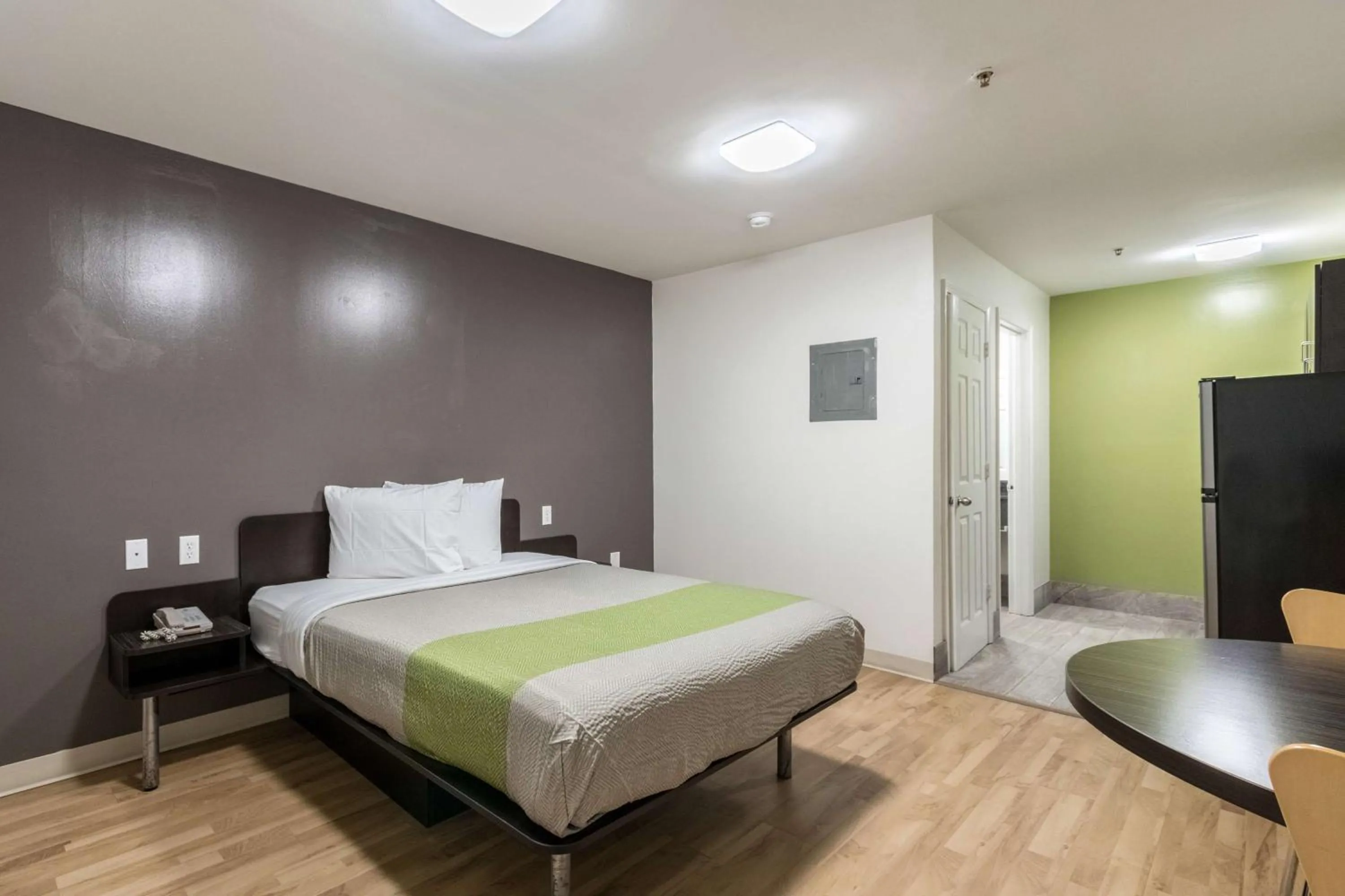 Photo of the whole room, Bed in Studio 6-Savannah, GA