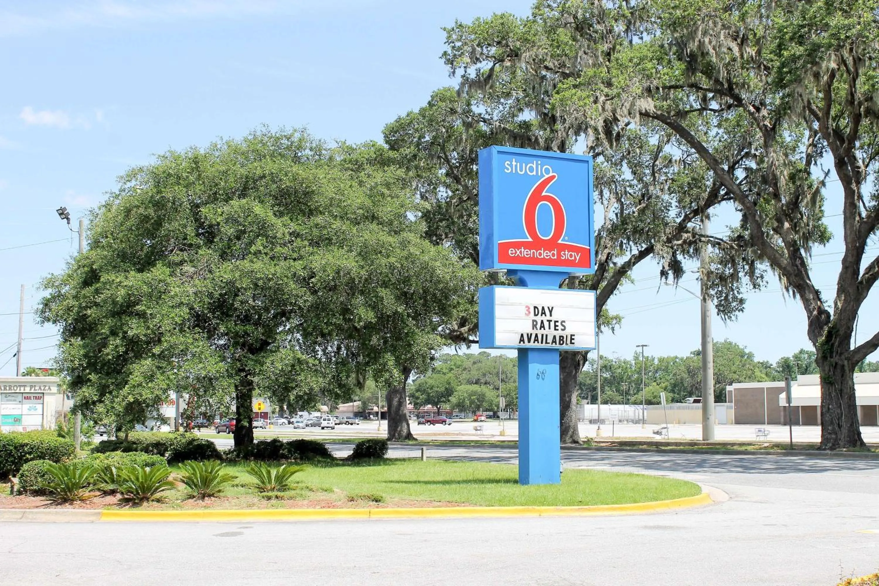 Property building in Studio 6-Savannah, GA