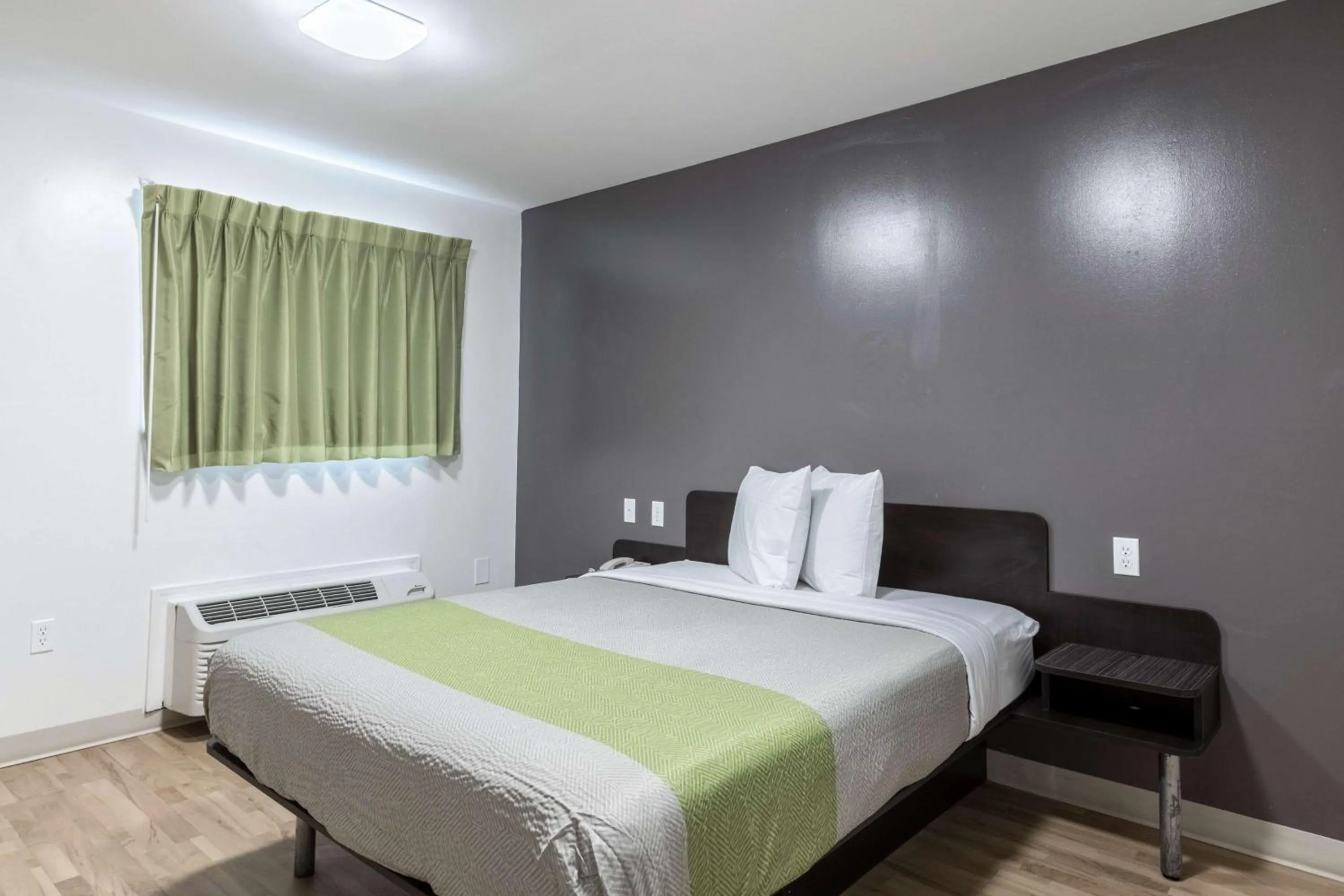 Photo of the whole room, Bed in Studio 6-Savannah, GA