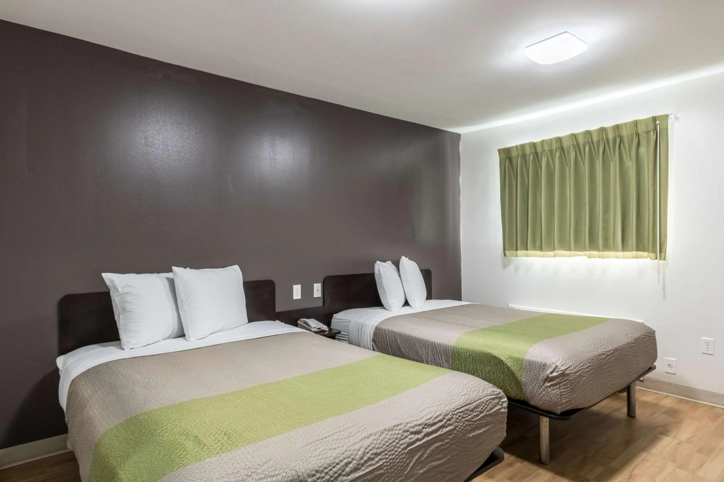 Photo of the whole room, Bed in Studio 6-Savannah, GA