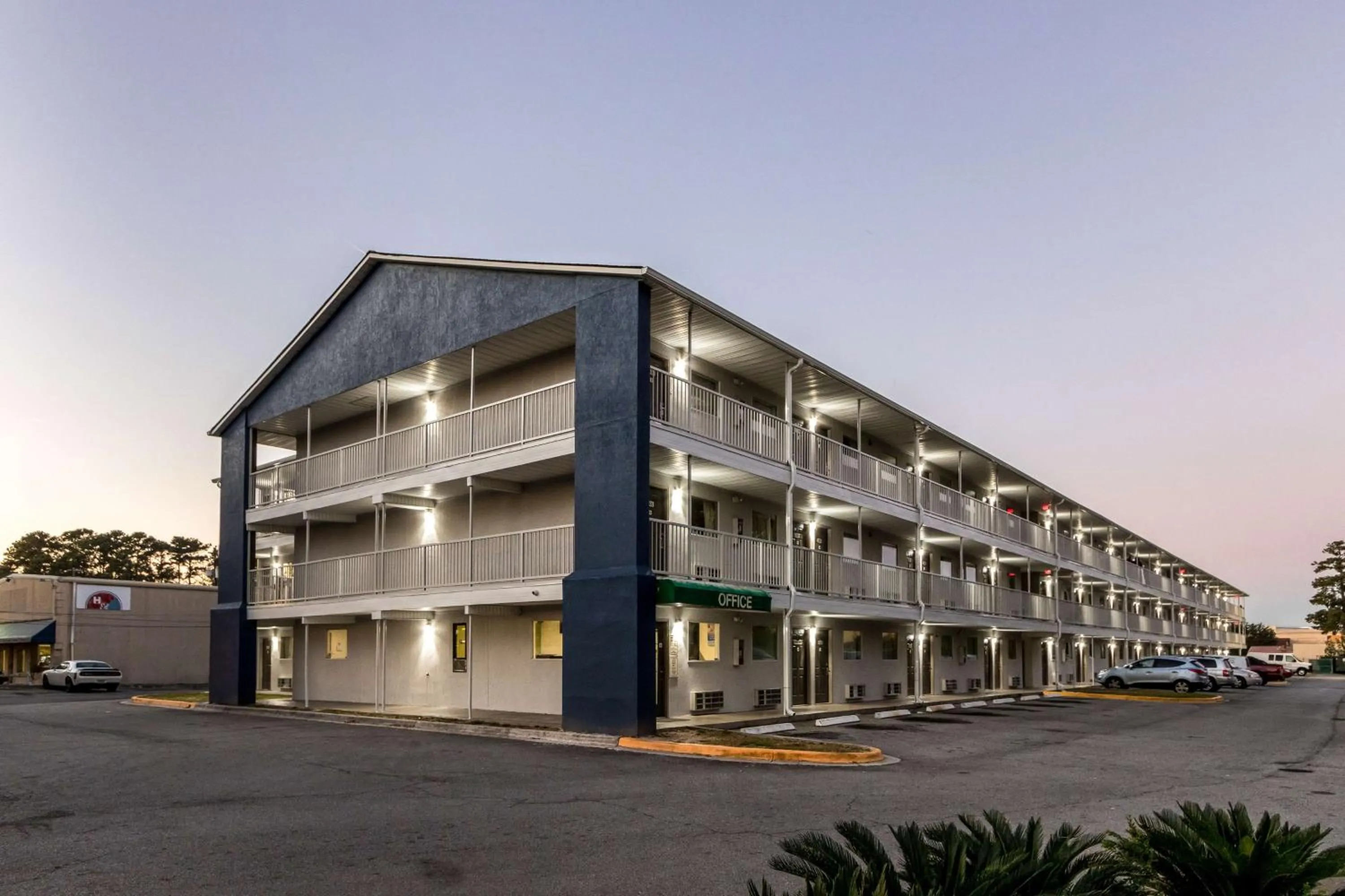 Property building in Studio 6-Savannah, GA