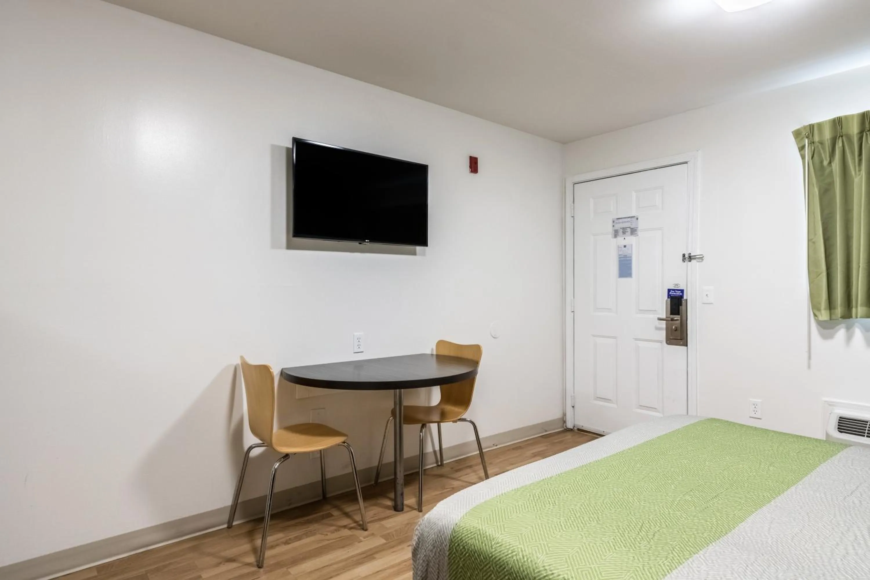 Living room, Bed in Studio 6-Savannah, GA