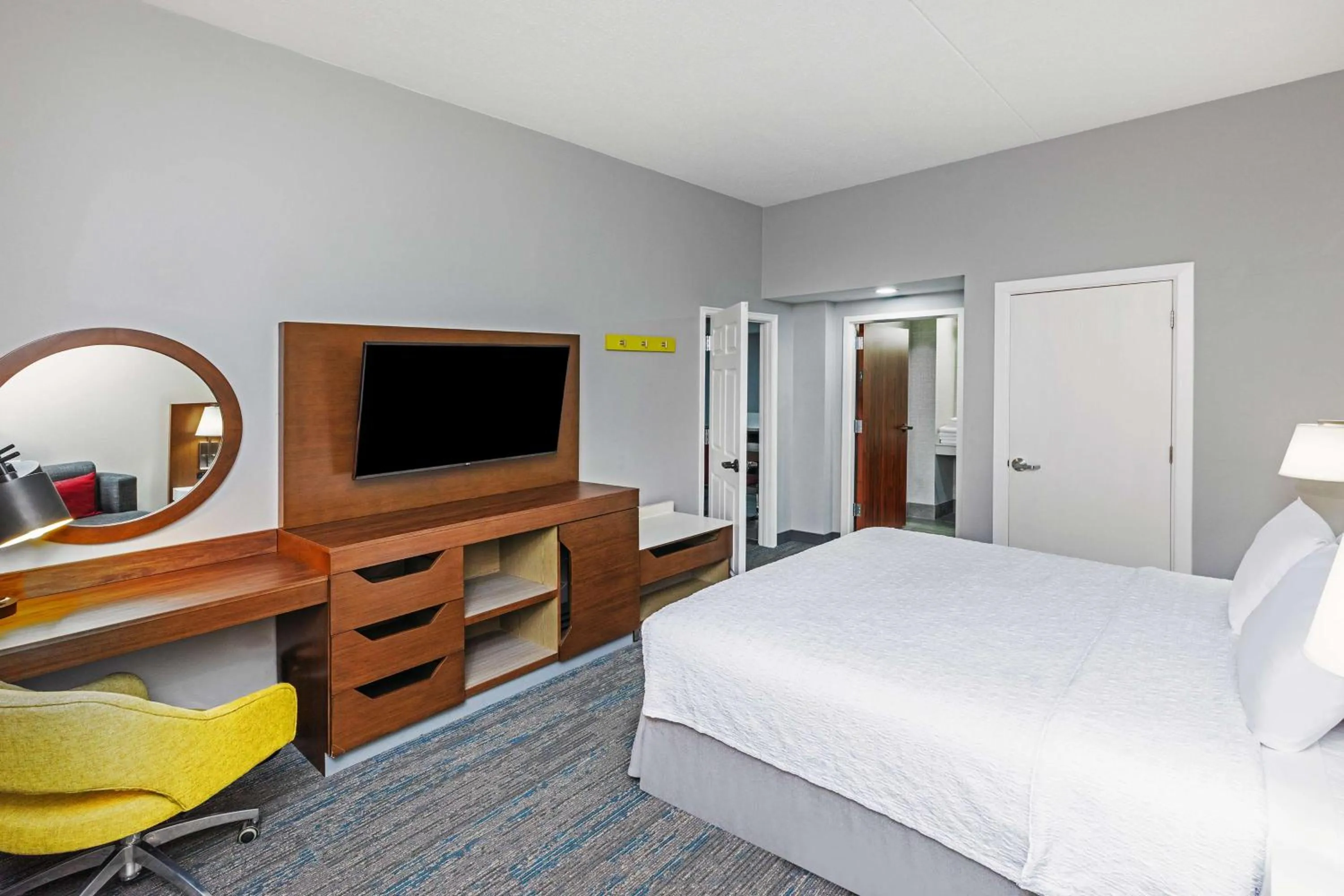 Bed in Hampton Inn & Suites Tulsa-Woodland Hills