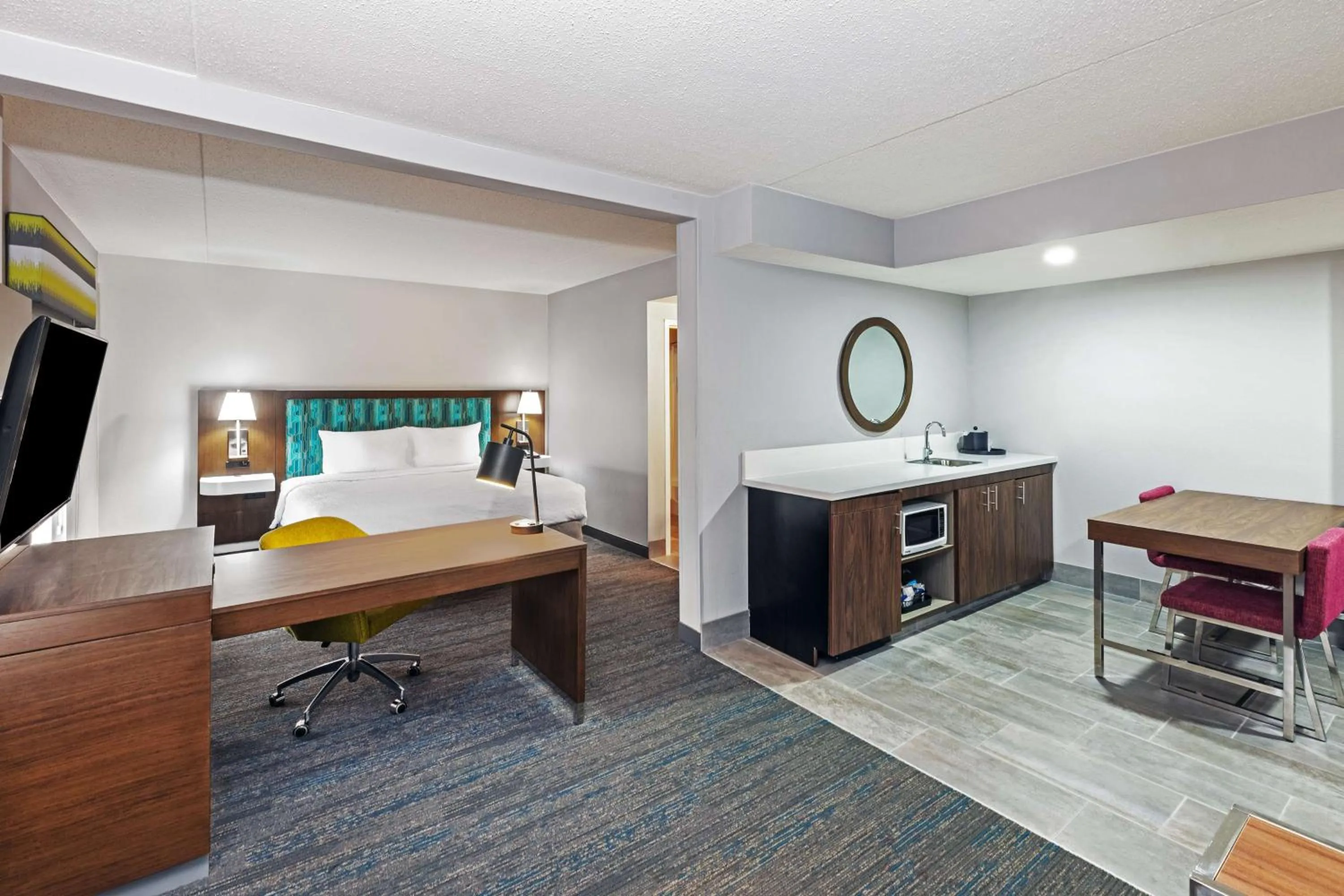 Bed in Hampton Inn & Suites Tulsa-Woodland Hills