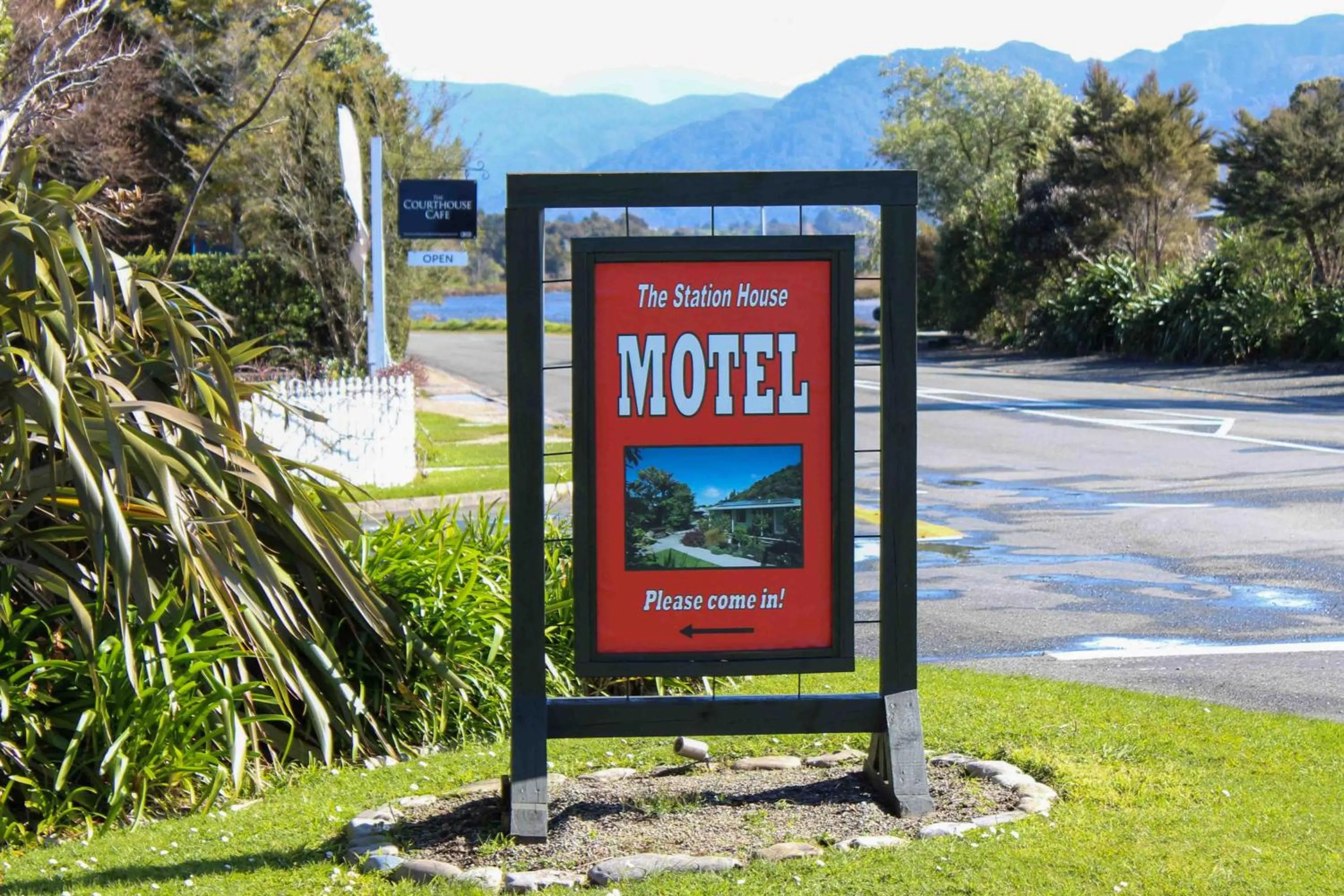 Logo/Certificate/Sign in The Station House Motel