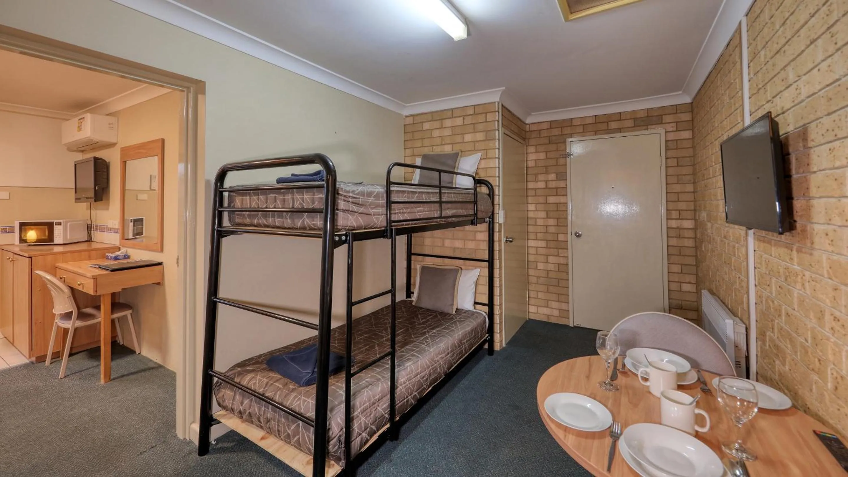 Bed in Forest Lodge Motor Inn & Restaurant