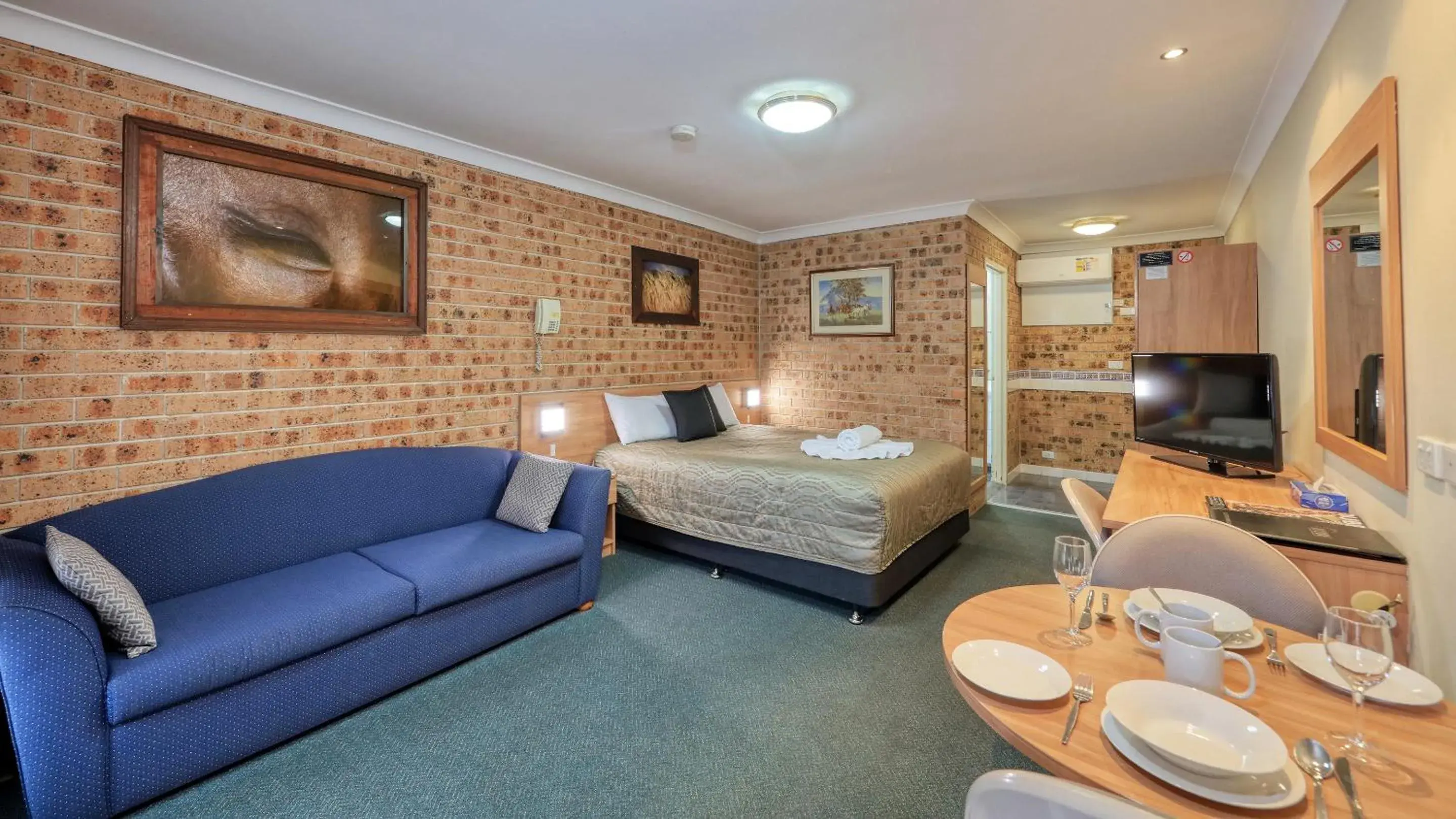 Double Room in Forest Lodge Motor Inn & Restaurant Double Room in Forest Lodge Motor Inn & Restaurant