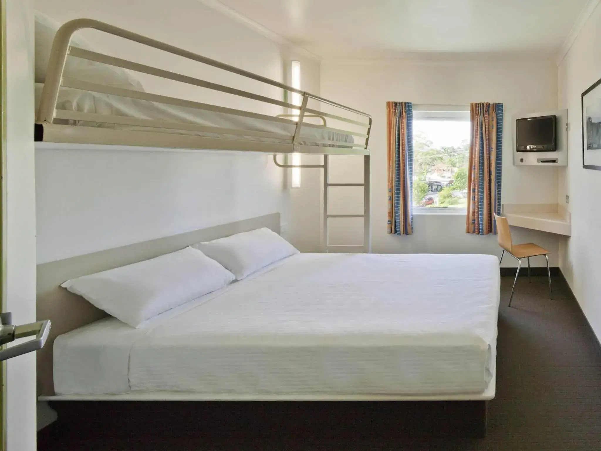 Queen Room with a Bunk Bed in ibis Budget Coffs Harbour Queen Room with a Bunk Bed in ibis Budget Coffs Harbour