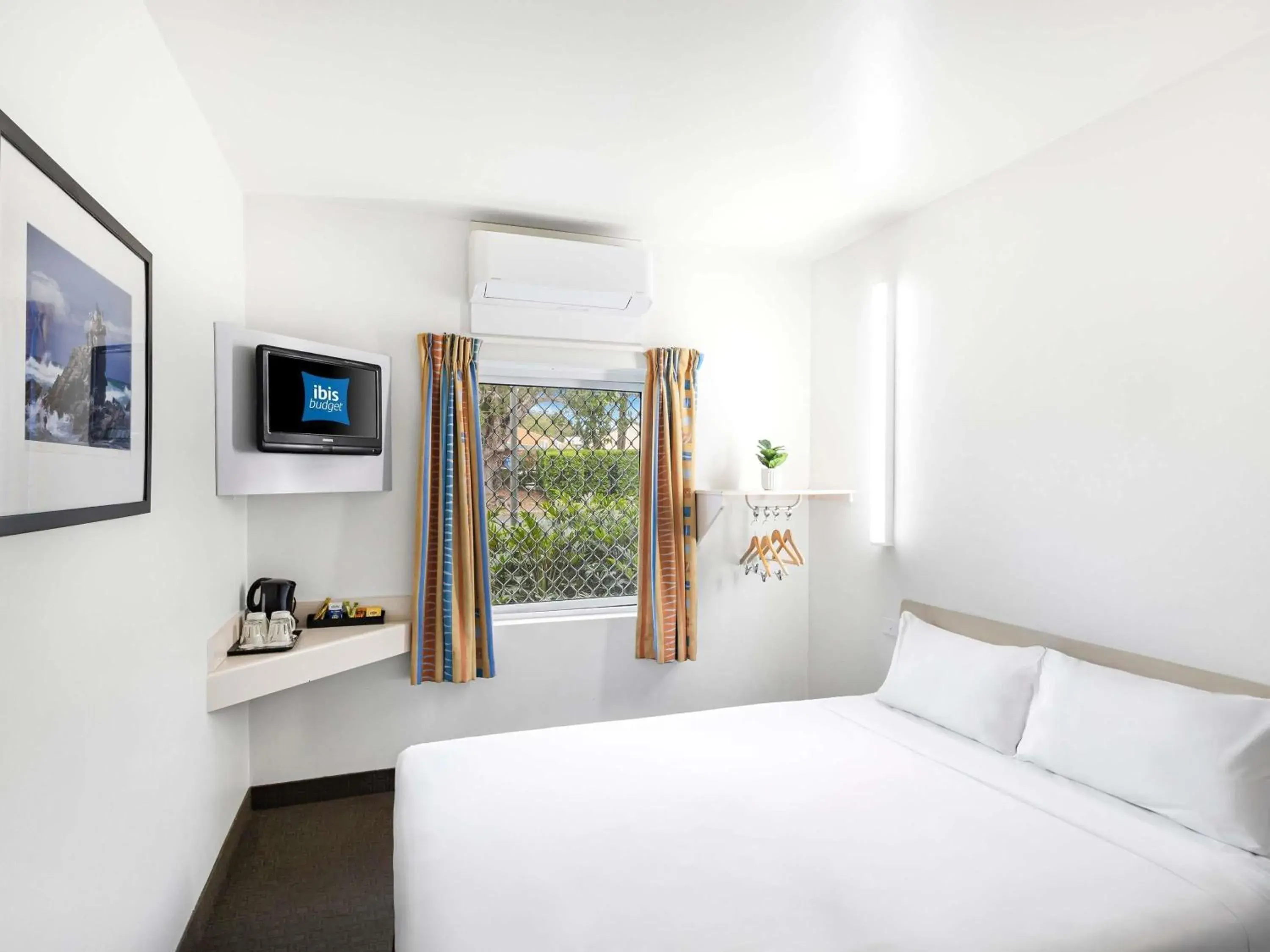 Standard Queen Room in ibis Budget Coffs Harbour Standard Queen Room in ibis Budget Coffs Harbour