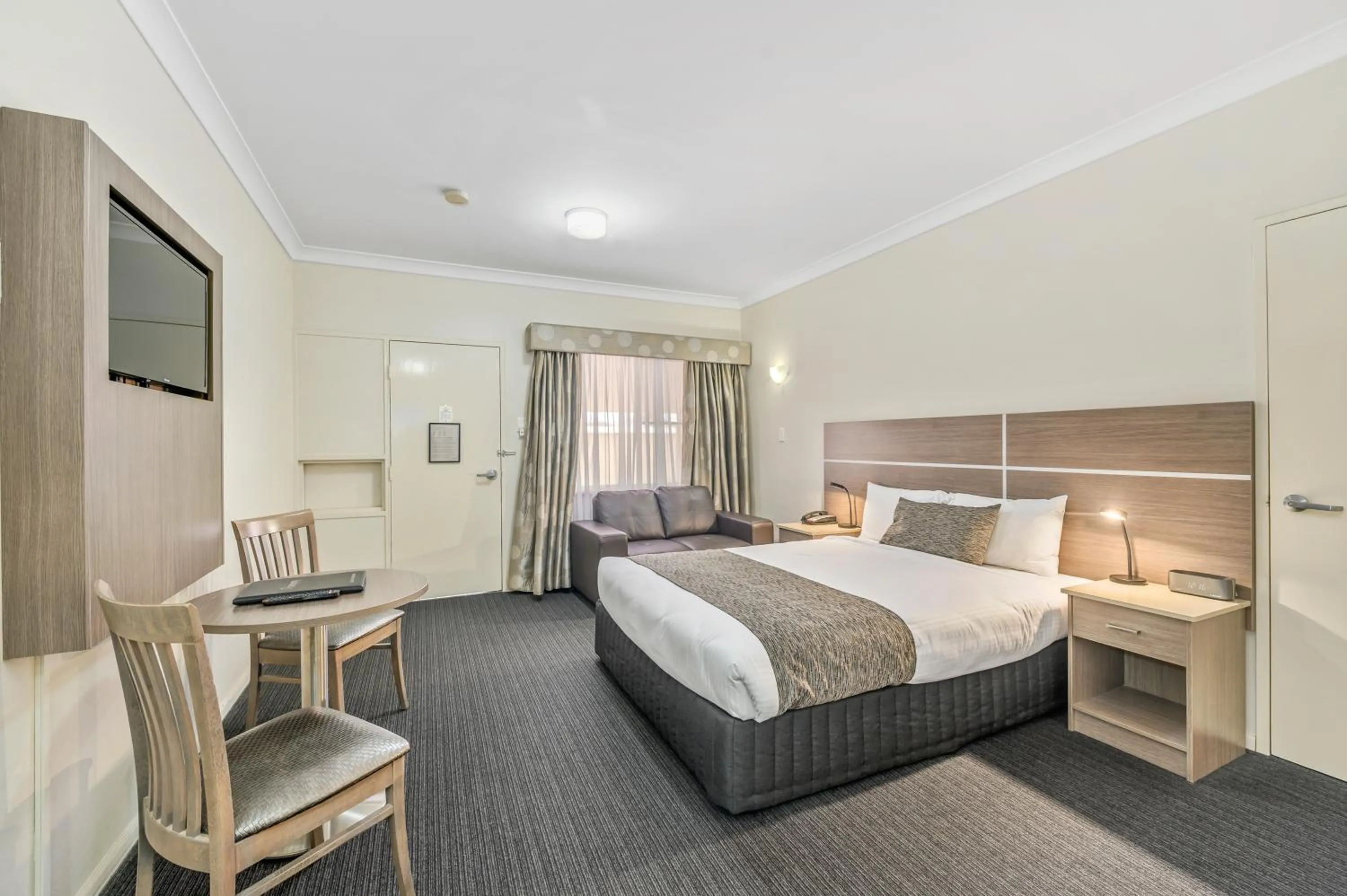 Bed in Quality Inn Ashby House Tamworth