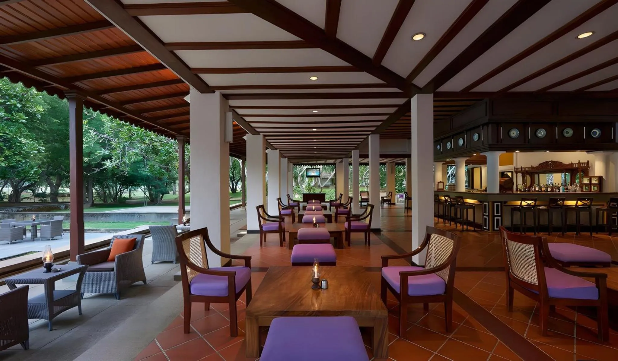 Lounge or bar in Cinnamon Lodge Habarana