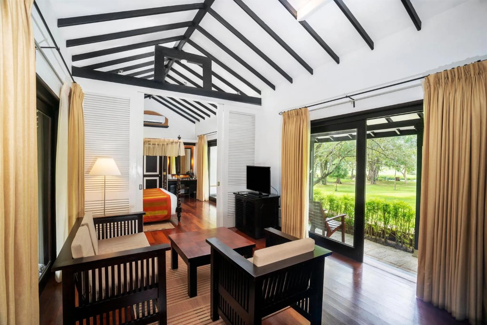 TV and multimedia in Cinnamon Lodge Habarana