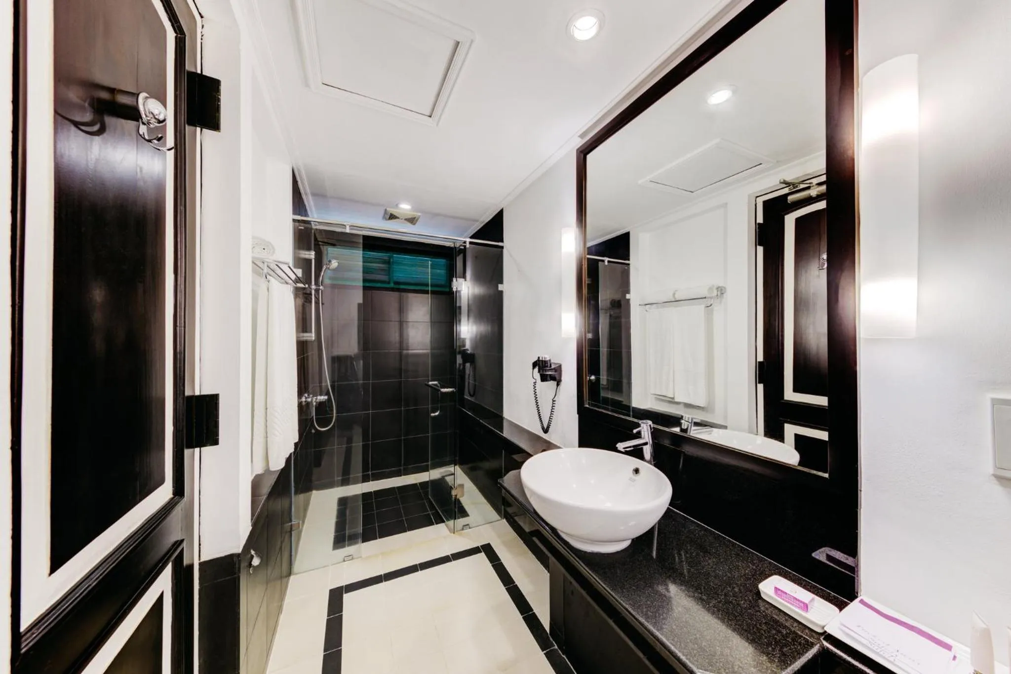 Bathroom in Cinnamon Lodge Habarana