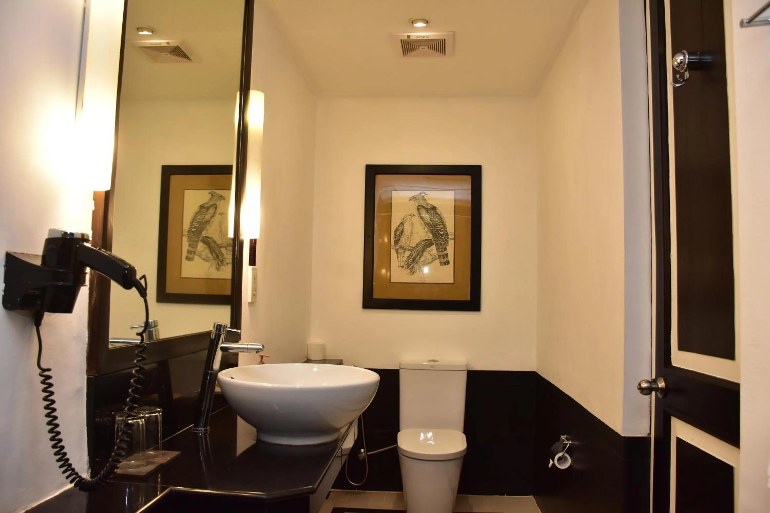 Bathroom in Cinnamon Lodge Habarana