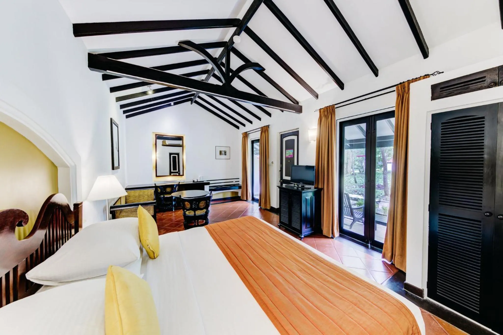 TV and multimedia in Cinnamon Lodge Habarana