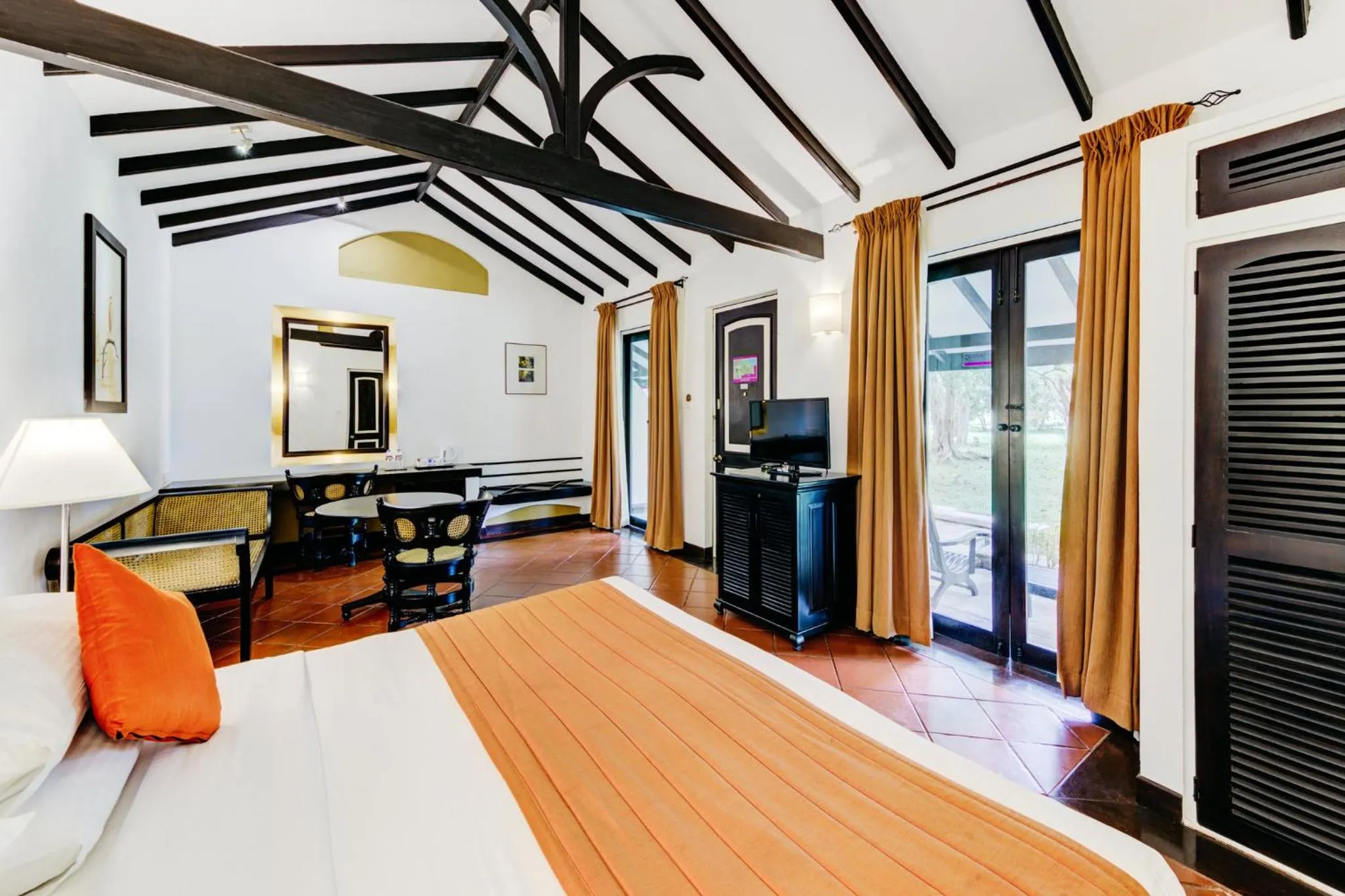 TV and multimedia in Cinnamon Lodge Habarana