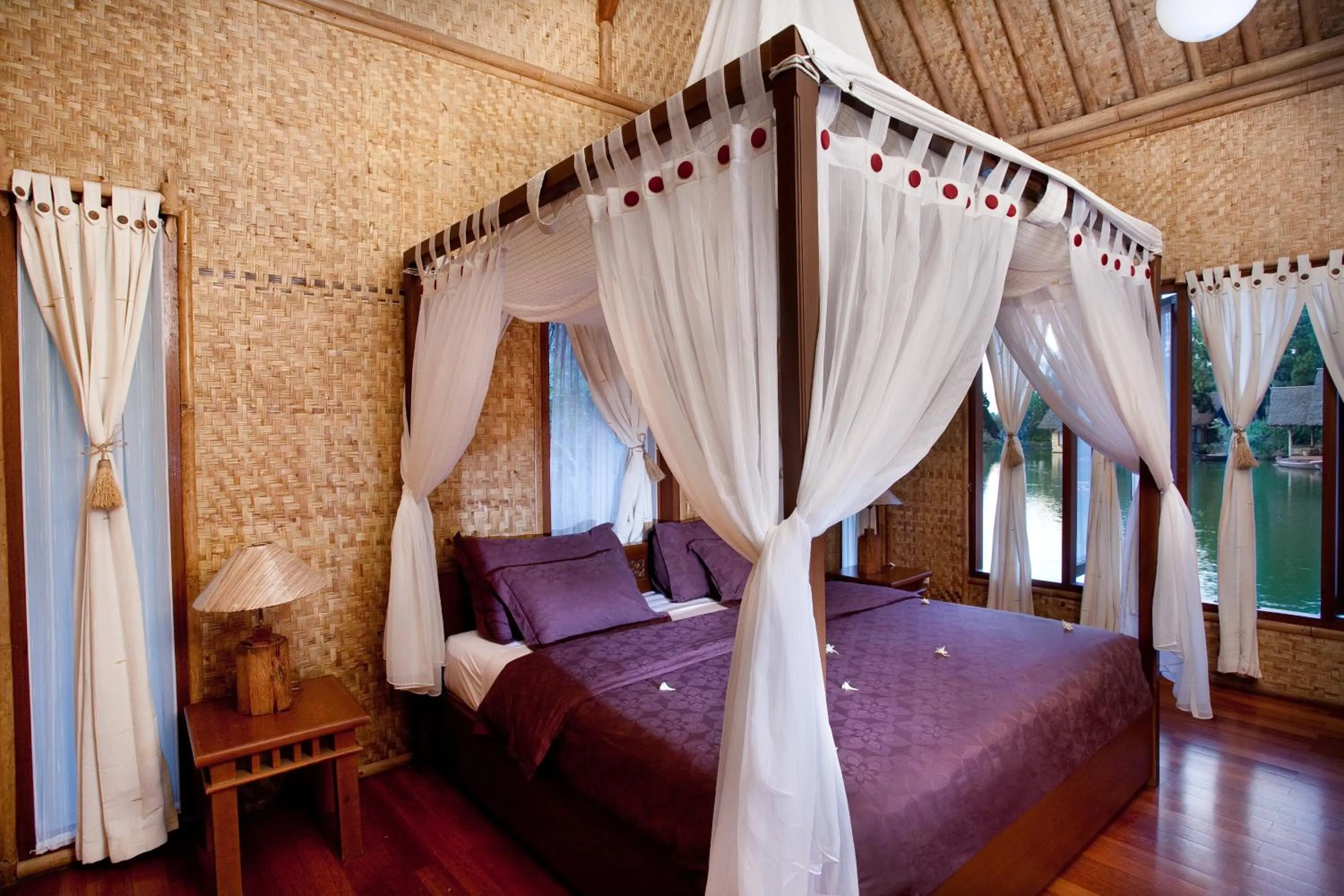 Bed in Kampung Sampireun Resort & Spa