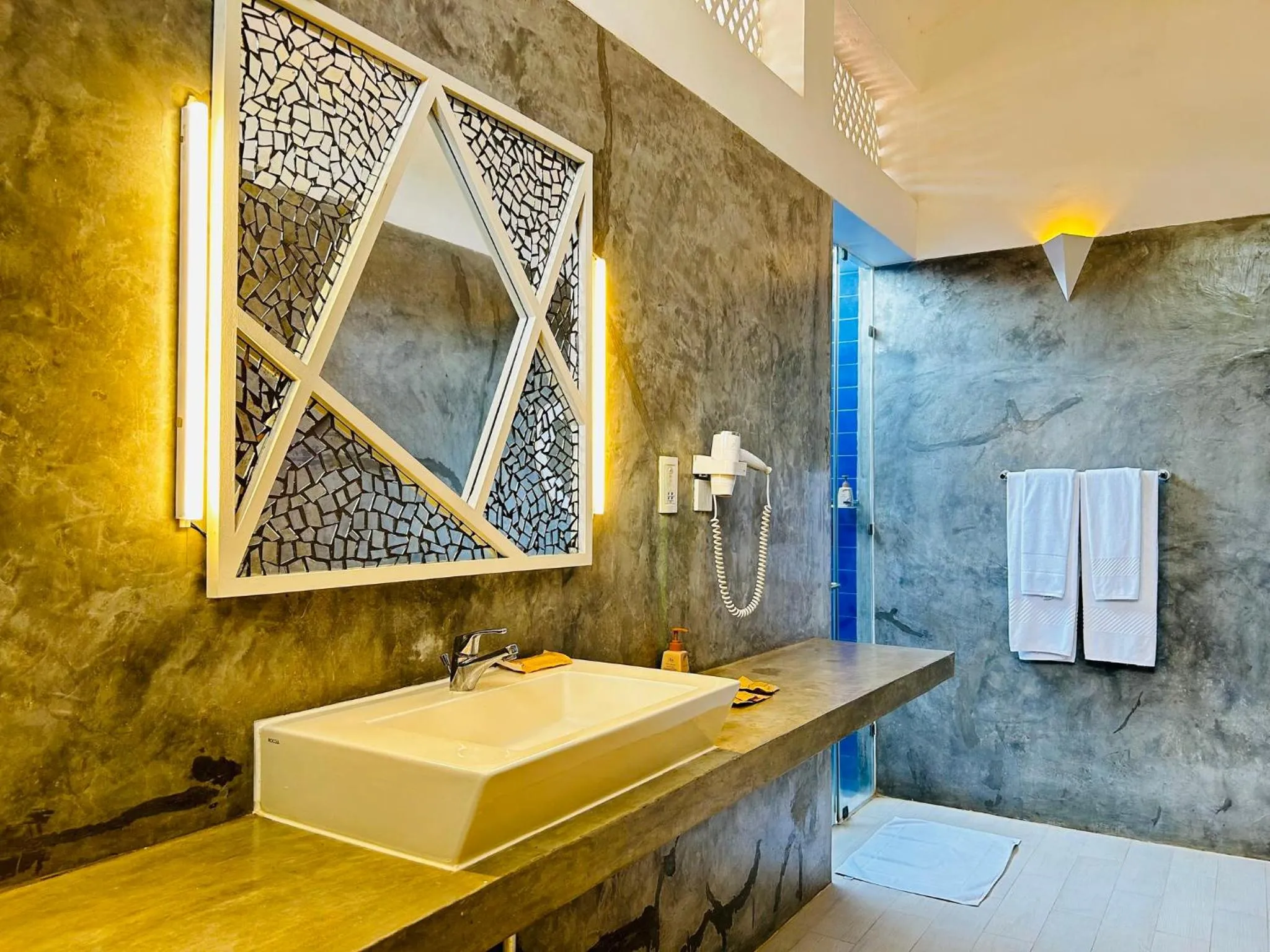 Bathroom in Trinco Blu by Cinnamon