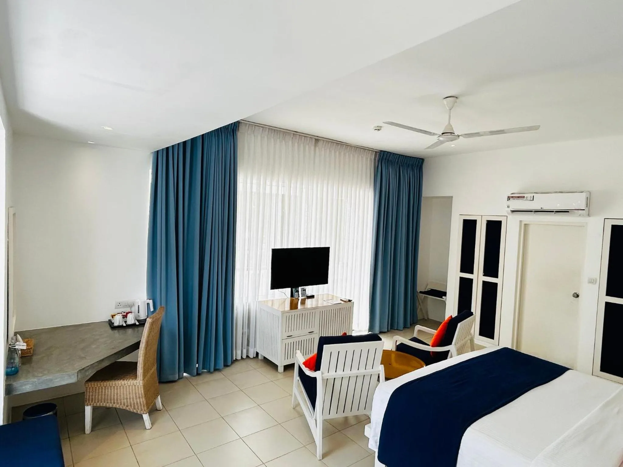 Photo of the whole room, Bed in Trinco Blu by Cinnamon