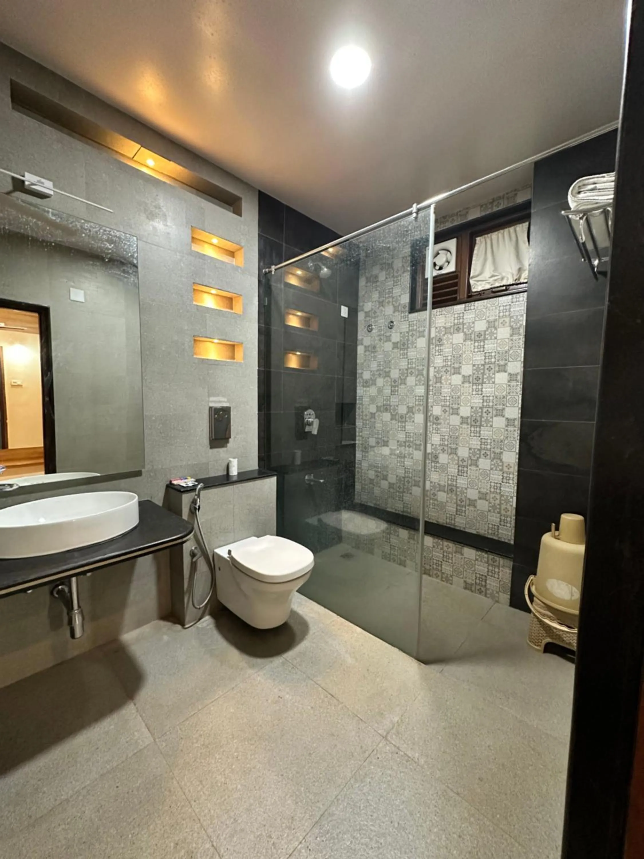 Shower in Singaras Coffee Country