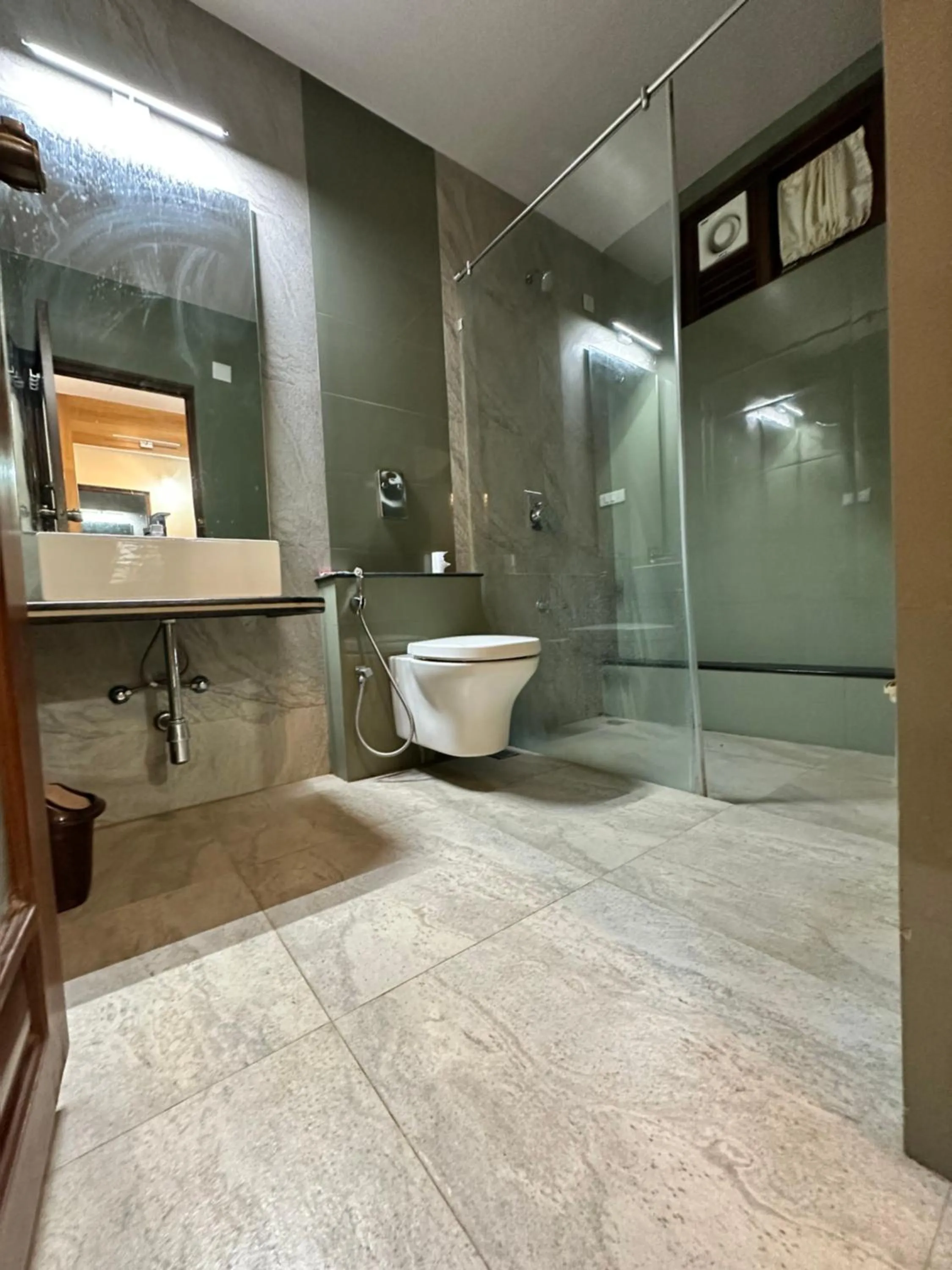 Shower in Singaras Coffee Country