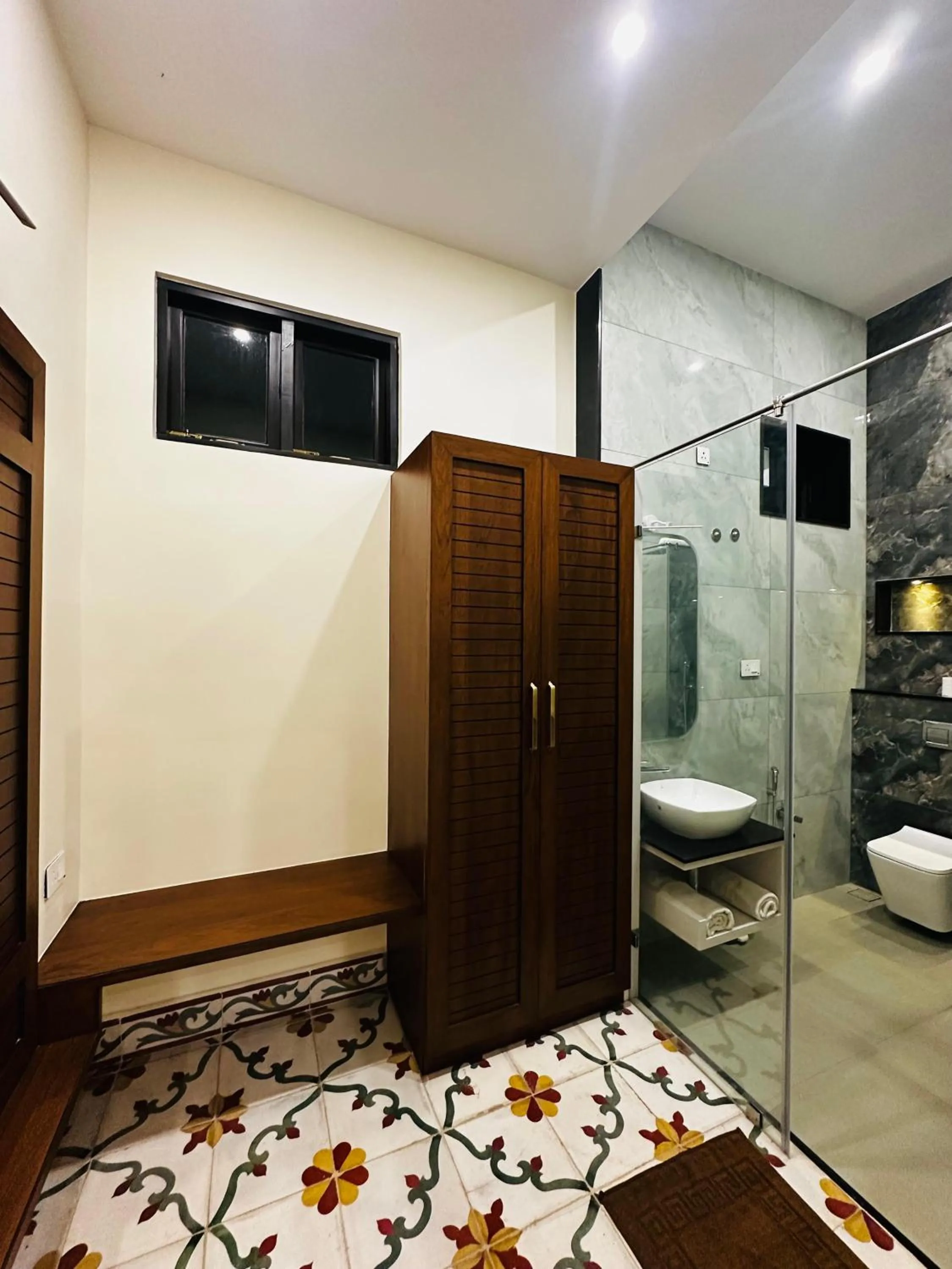 wardrobe in Singaras Coffee Country