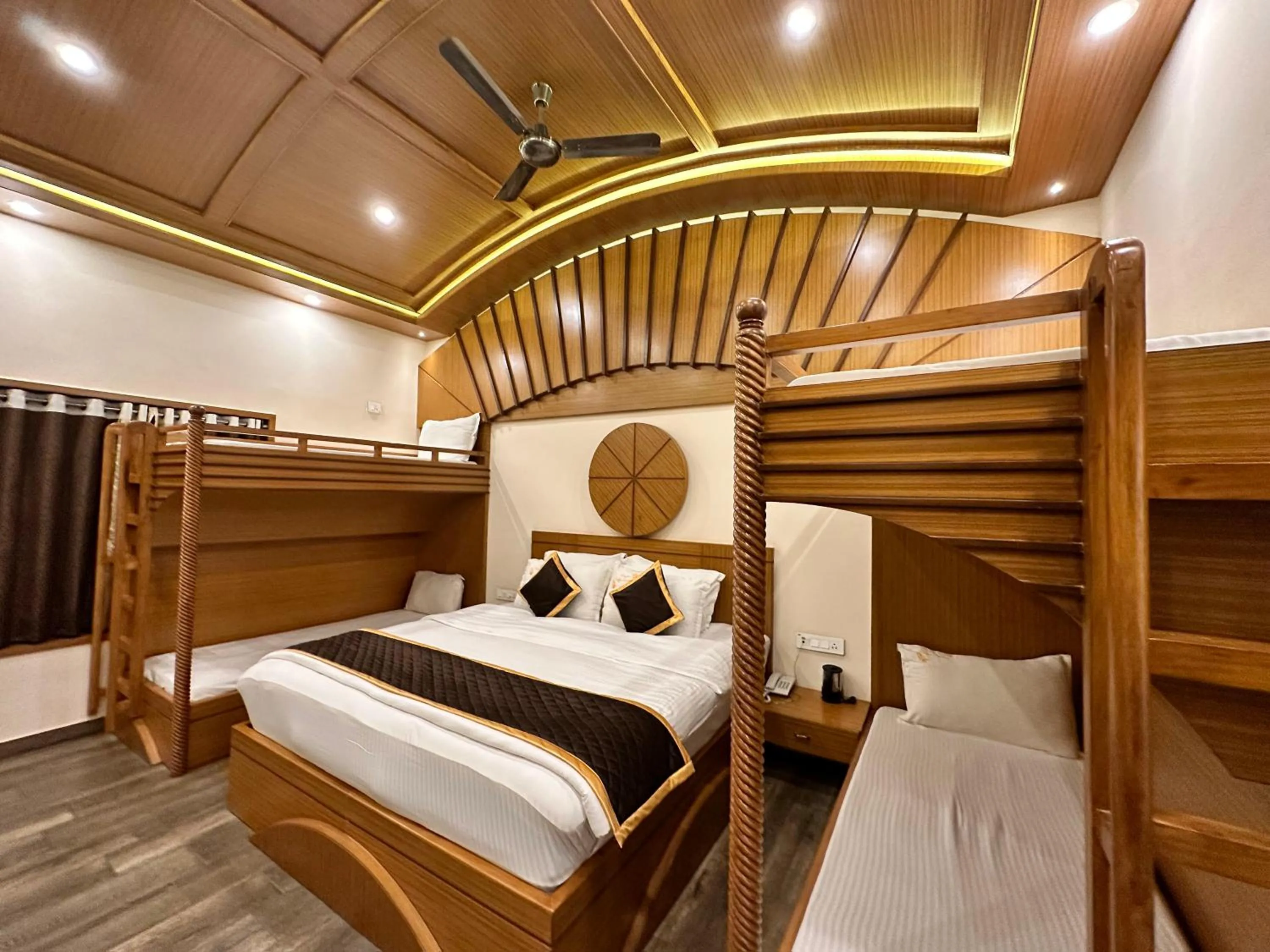 Photo of the whole room, Bed in Singaras Coffee Country