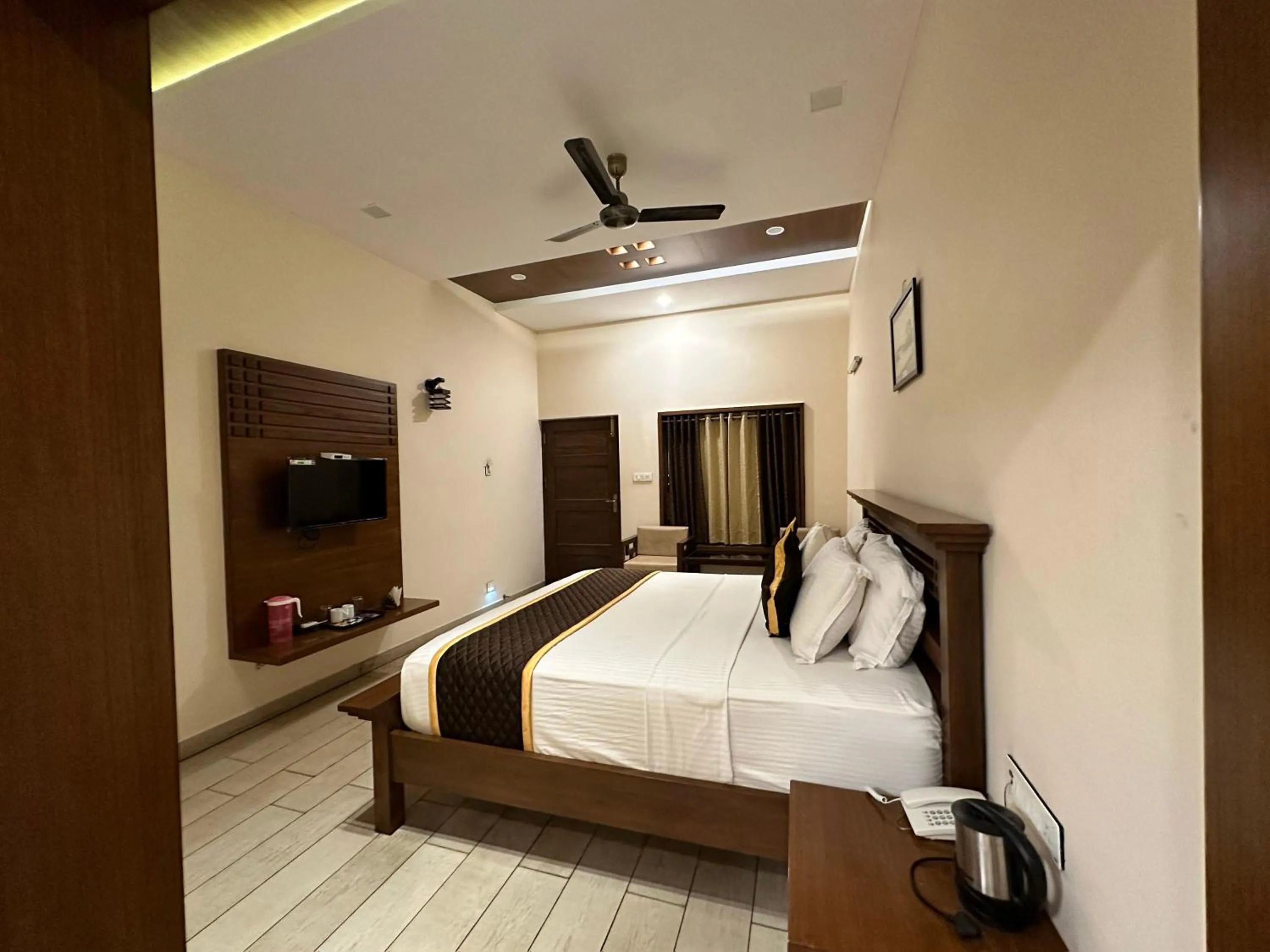 Photo of the whole room, Bed in Singaras Coffee Country