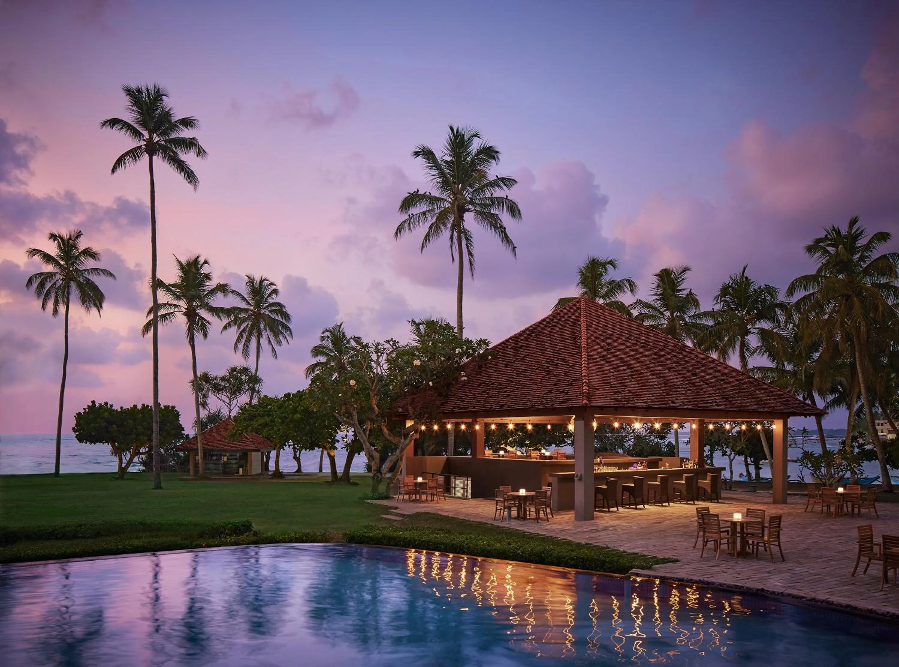 Lounge or bar in Hikka Tranz by Cinnamon