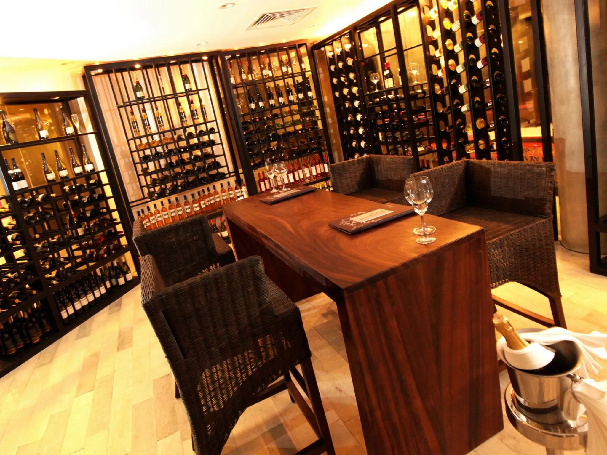 Lounge or bar in Hikka Tranz by Cinnamon