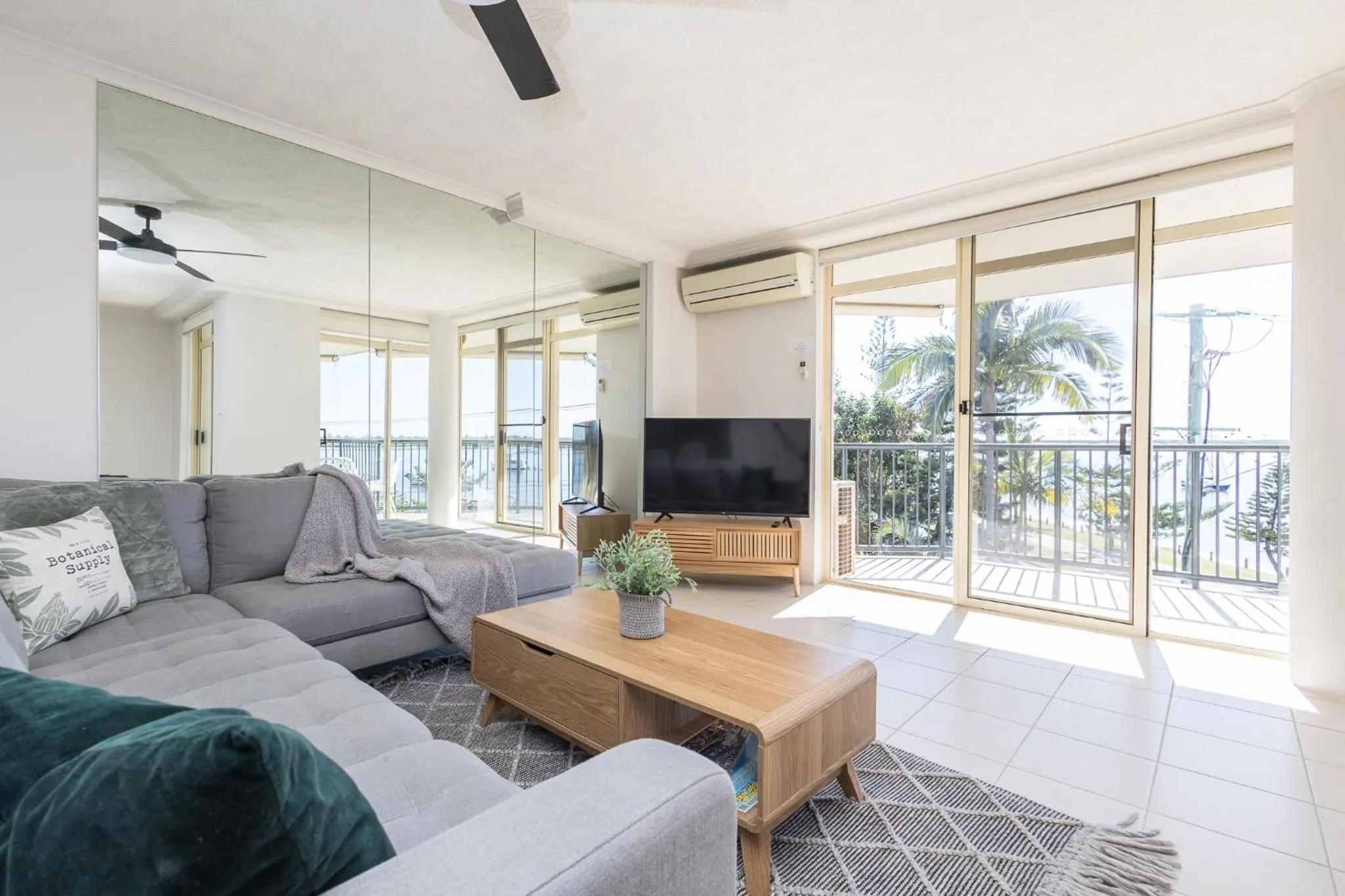 TV and multimedia in Bayview Beach Holiday Apartments