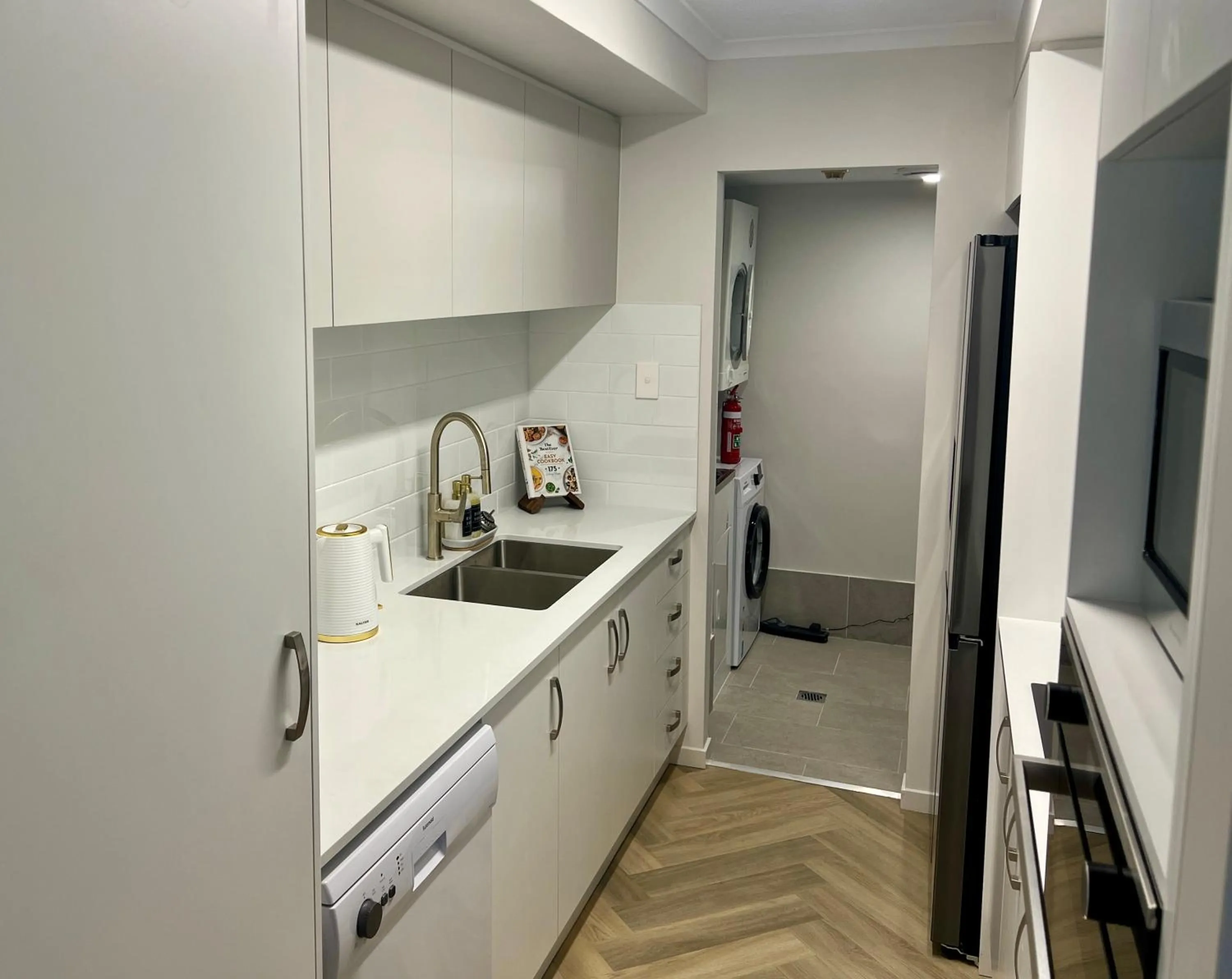 Kitchen or kitchenette in Bayview Beach Holiday Apartments