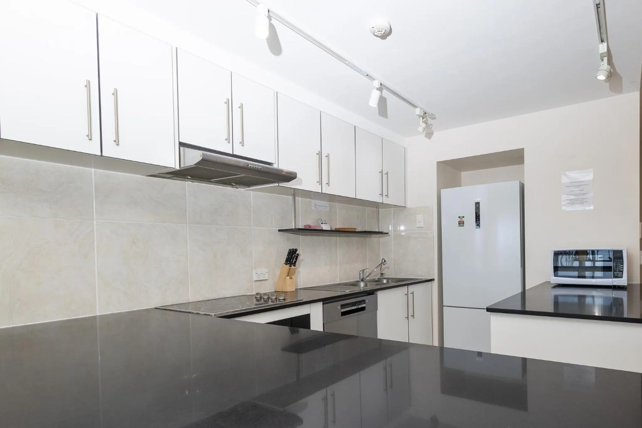 Kitchen or kitchenette in Bayview Beach Holiday Apartments