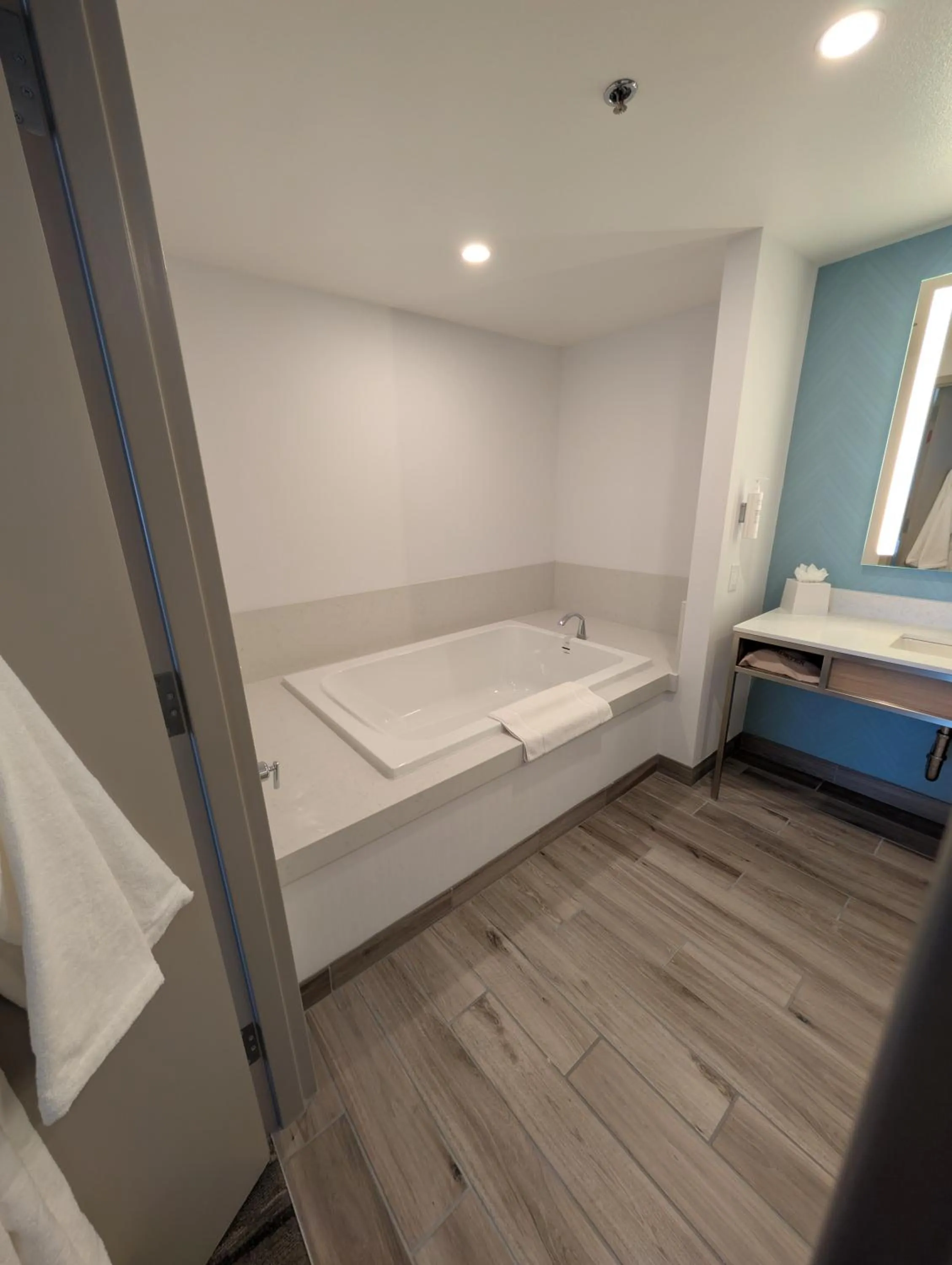 Bath, Bed in Hilton Garden Inn Las Vegas Strip South