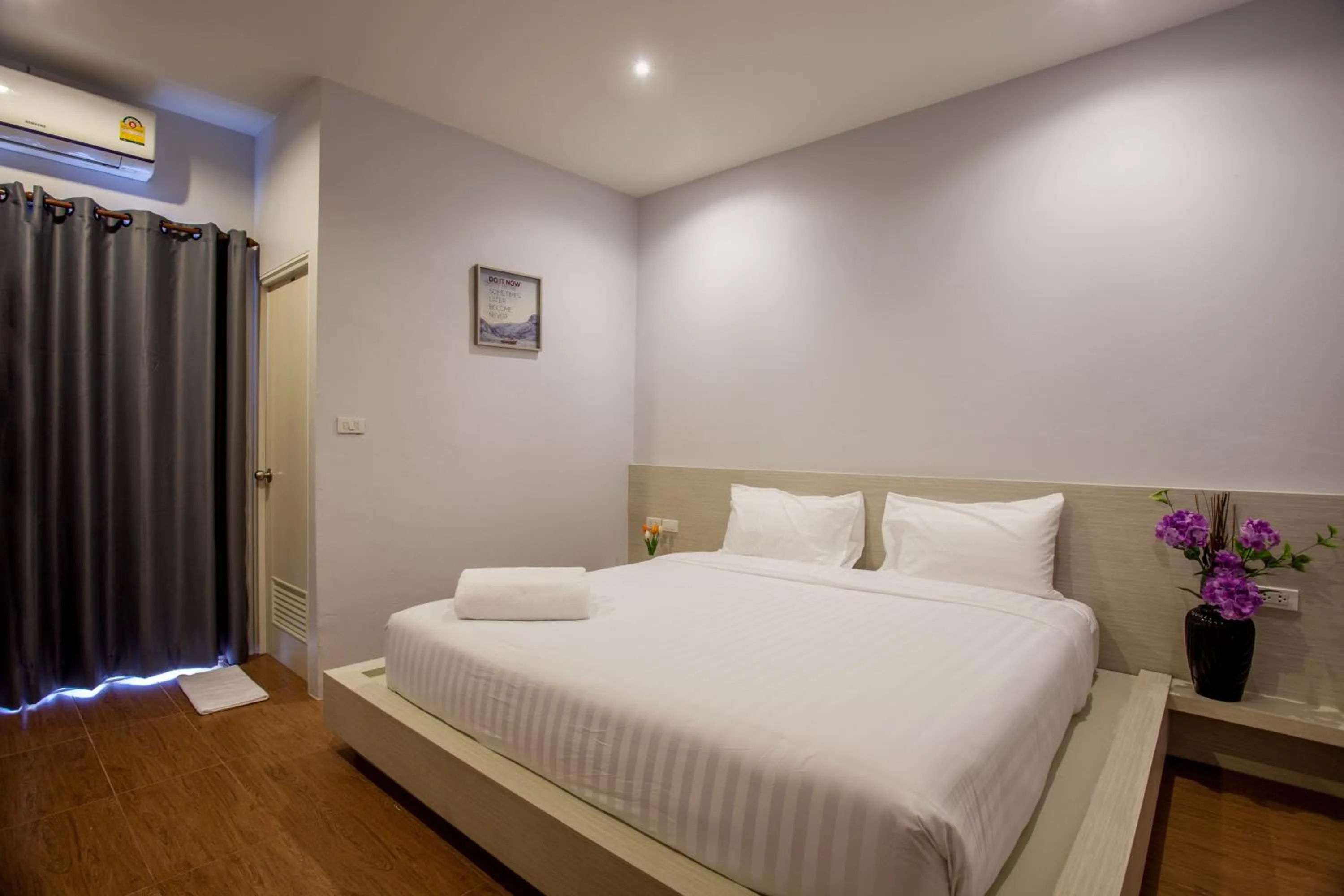 Bedroom, Bed in Lin House