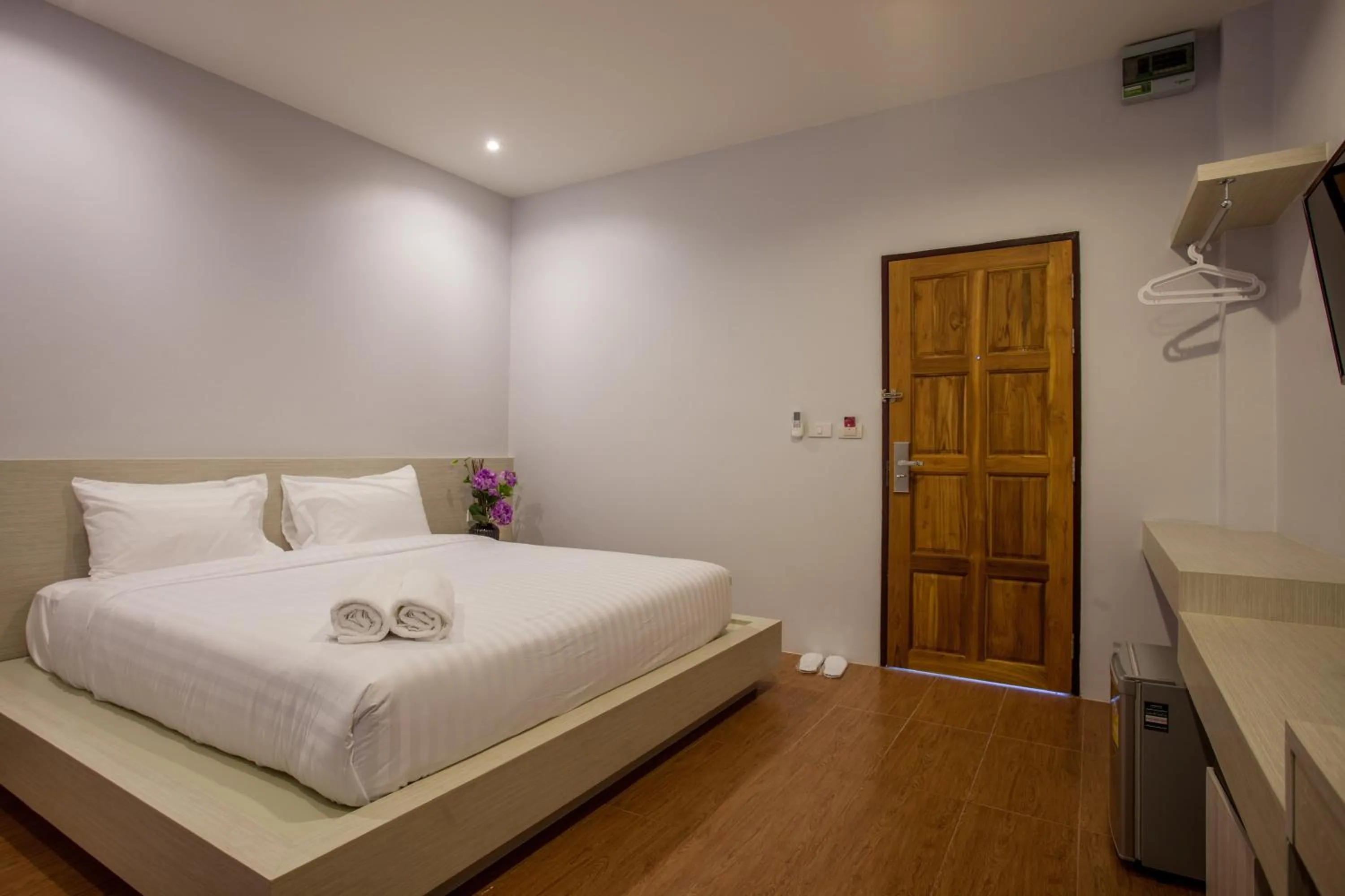 Bedroom, Bed in Lin House