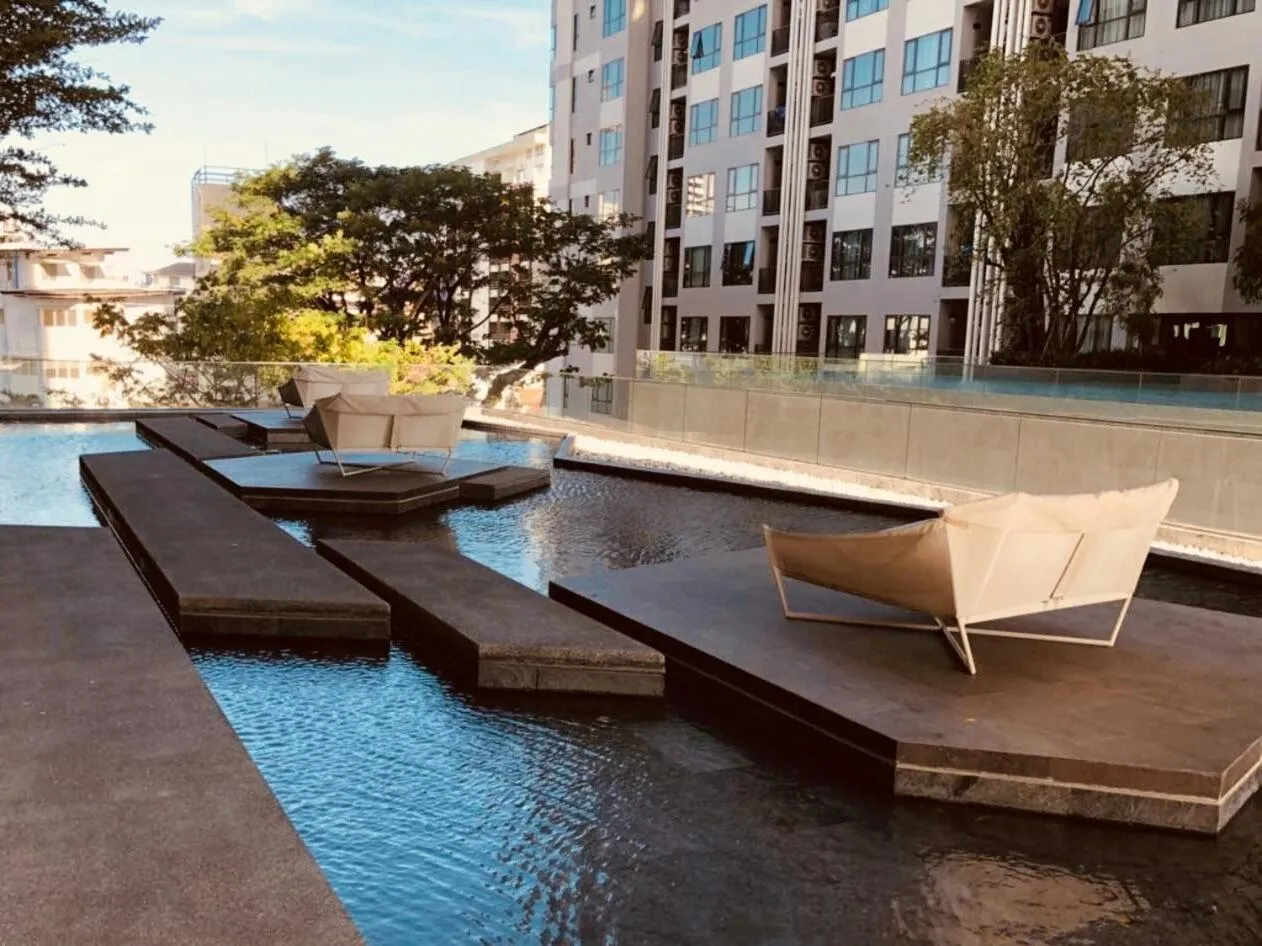 Garden in The Base Pattaya by Feng