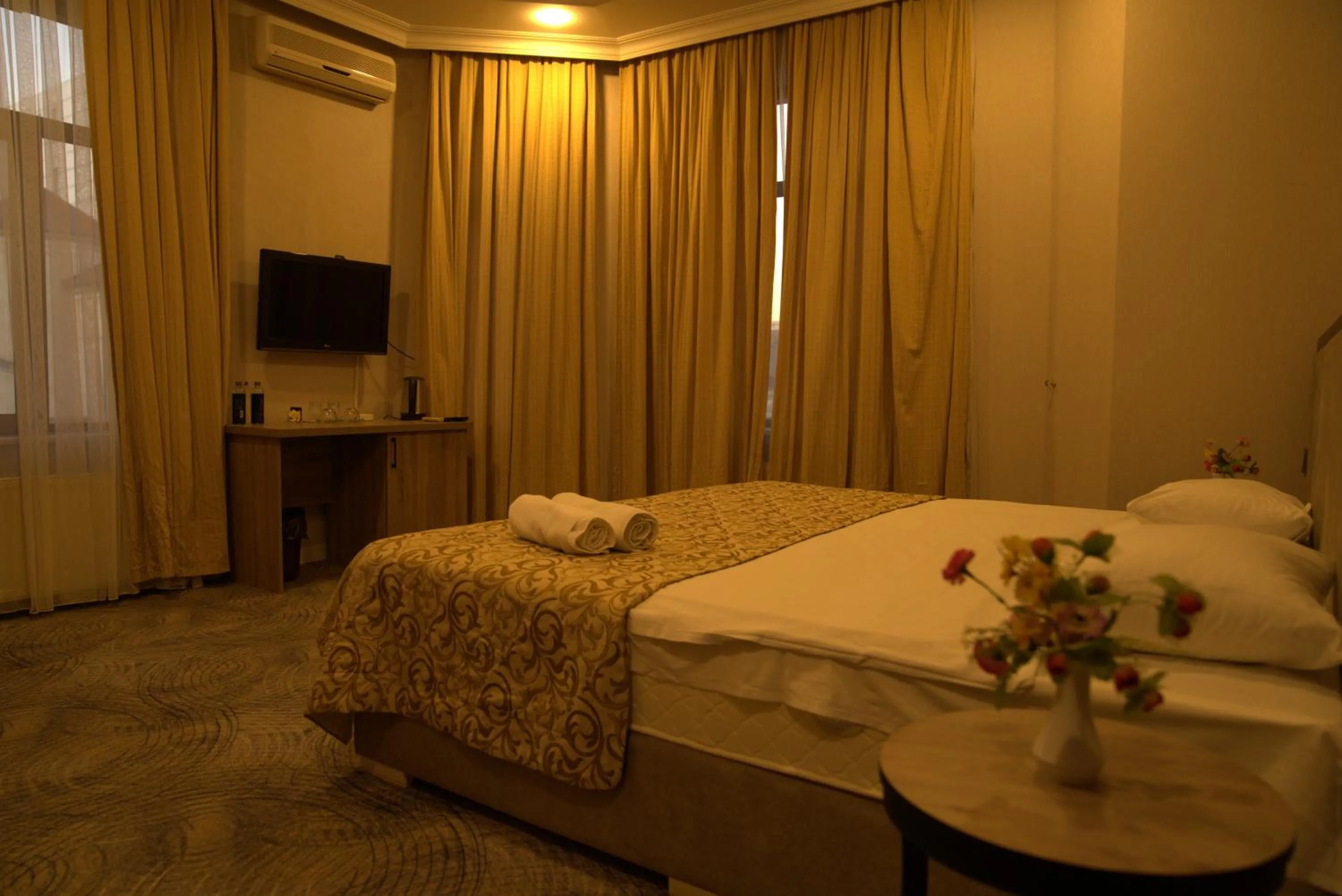 Communal lounge/ TV room, Bed in Premier Hotel